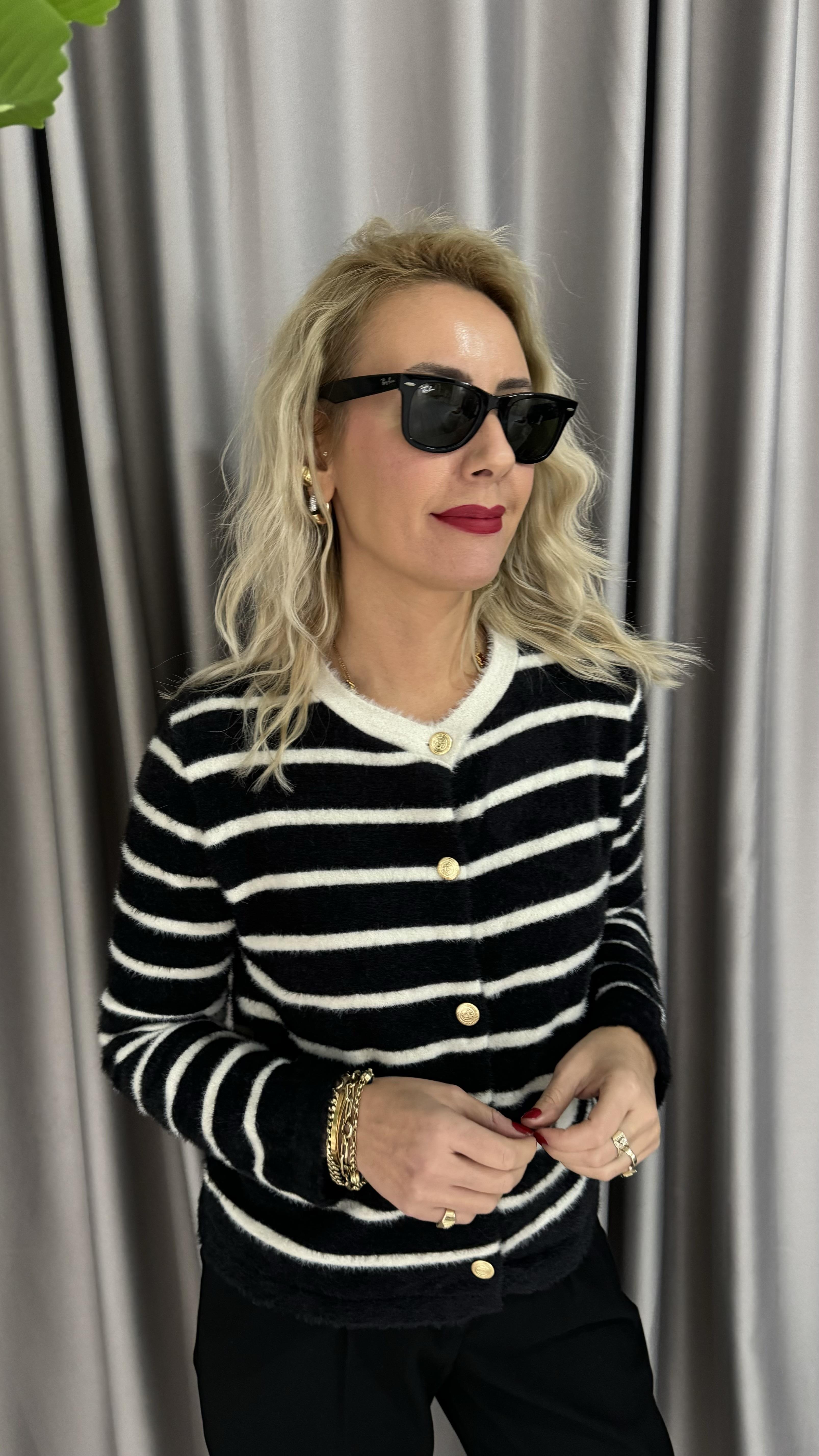 Ekru Çizgili Gold Düğmeli Siyah Premium Triko Hırka