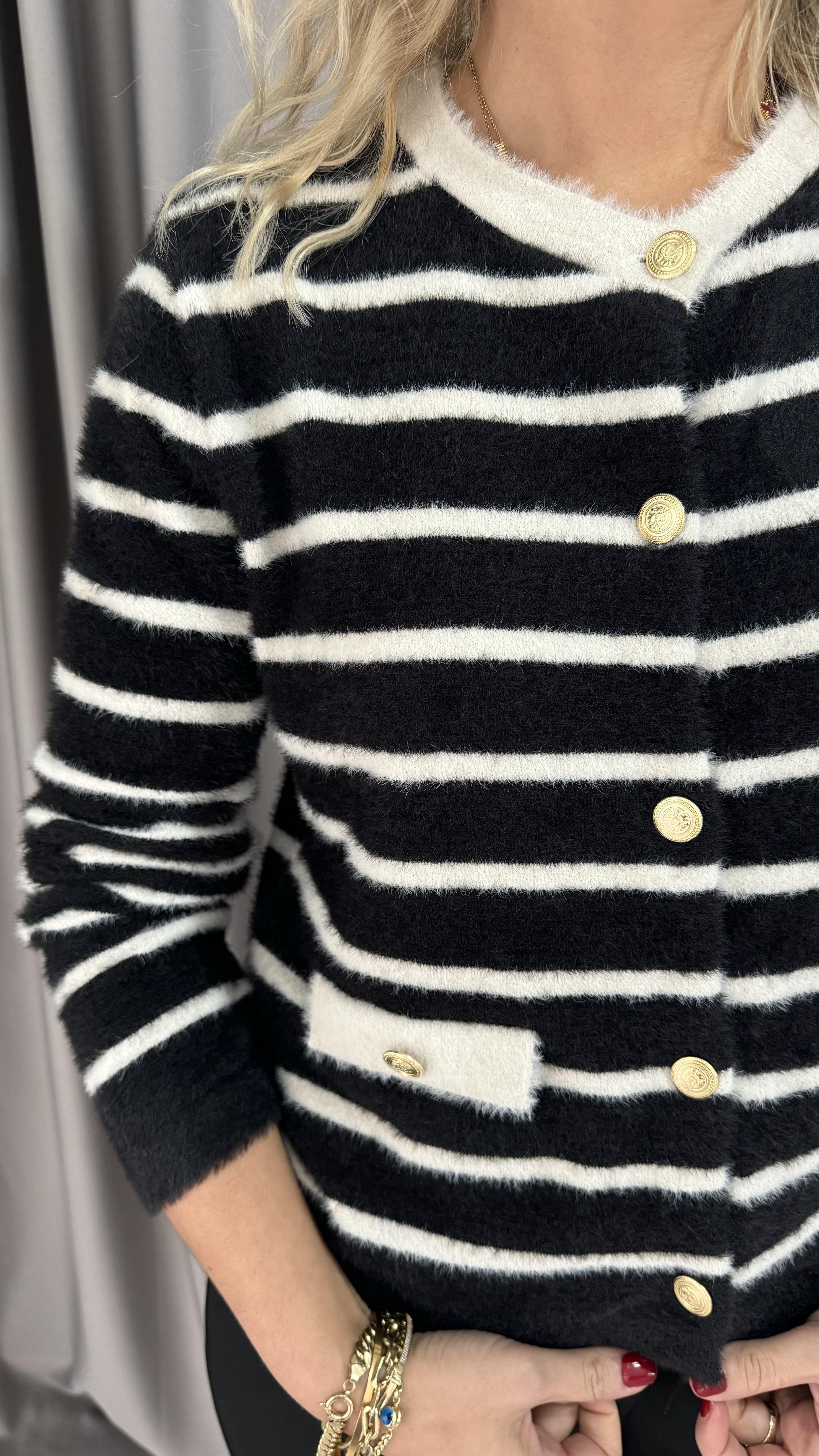 Ekru Çizgili Gold Düğmeli Siyah Premium Triko Hırka