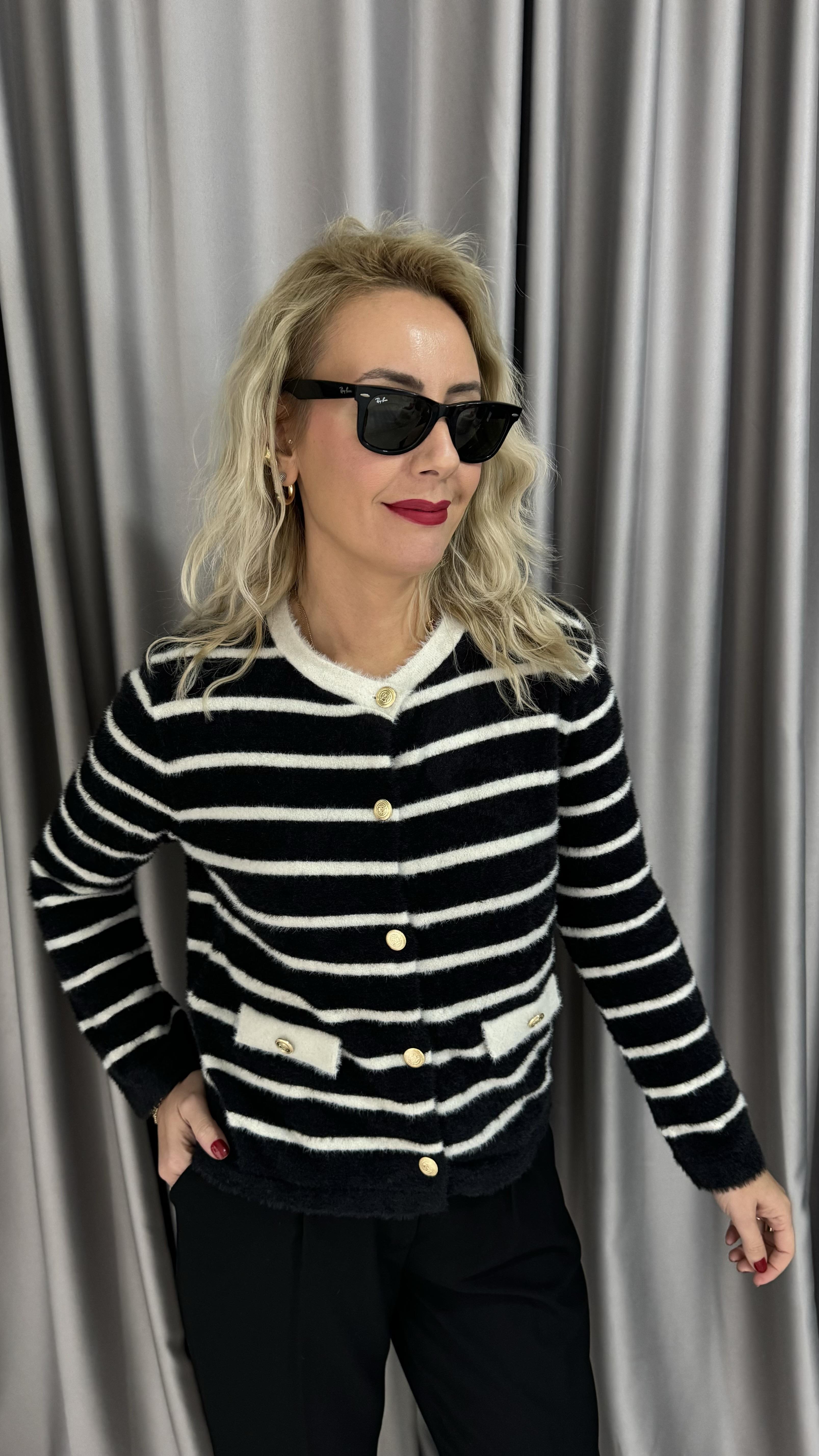 Ekru Çizgili Gold Düğmeli Siyah Premium Triko Hırka