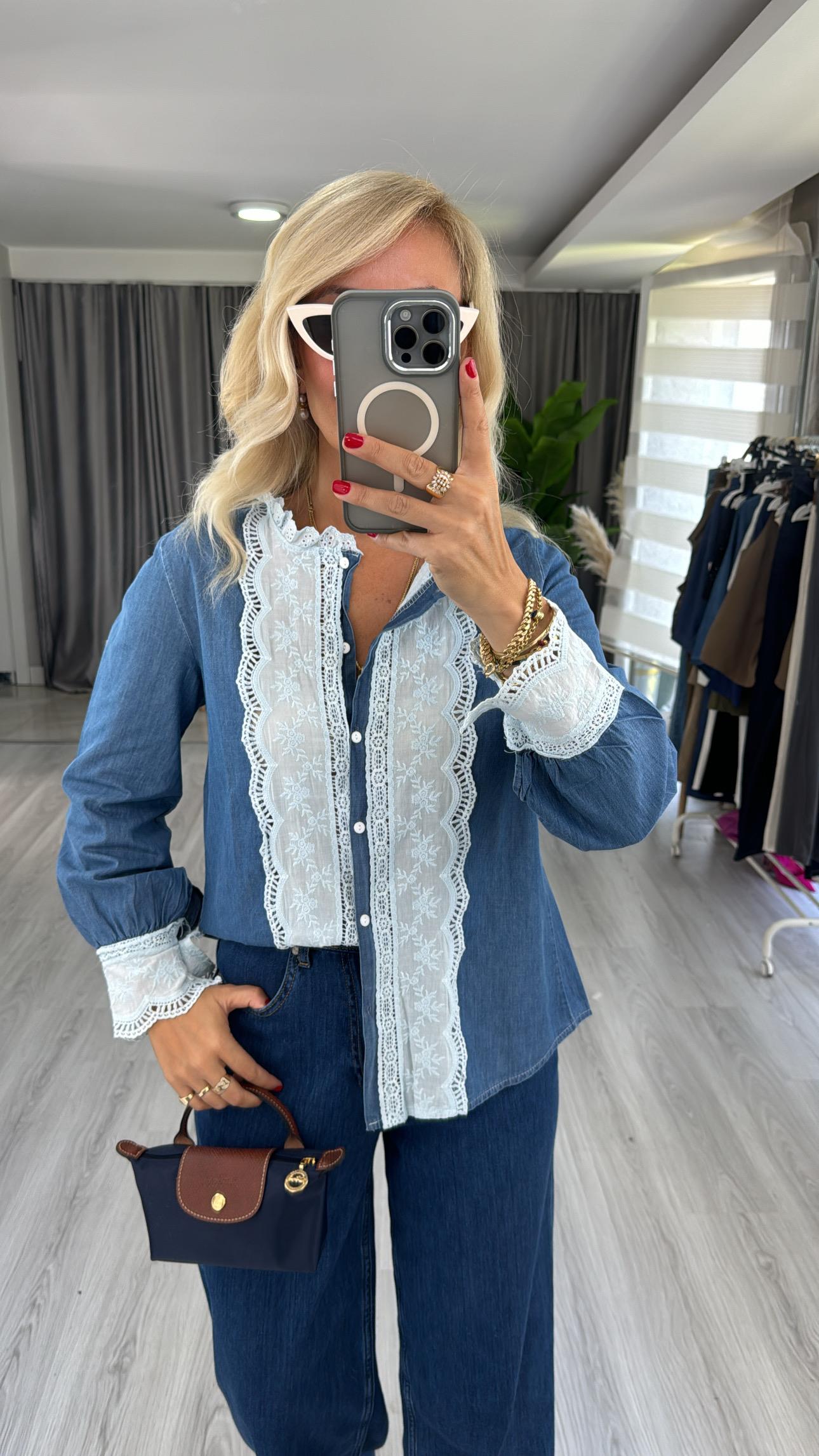 Fisto İşlemeli Denim Gömlek