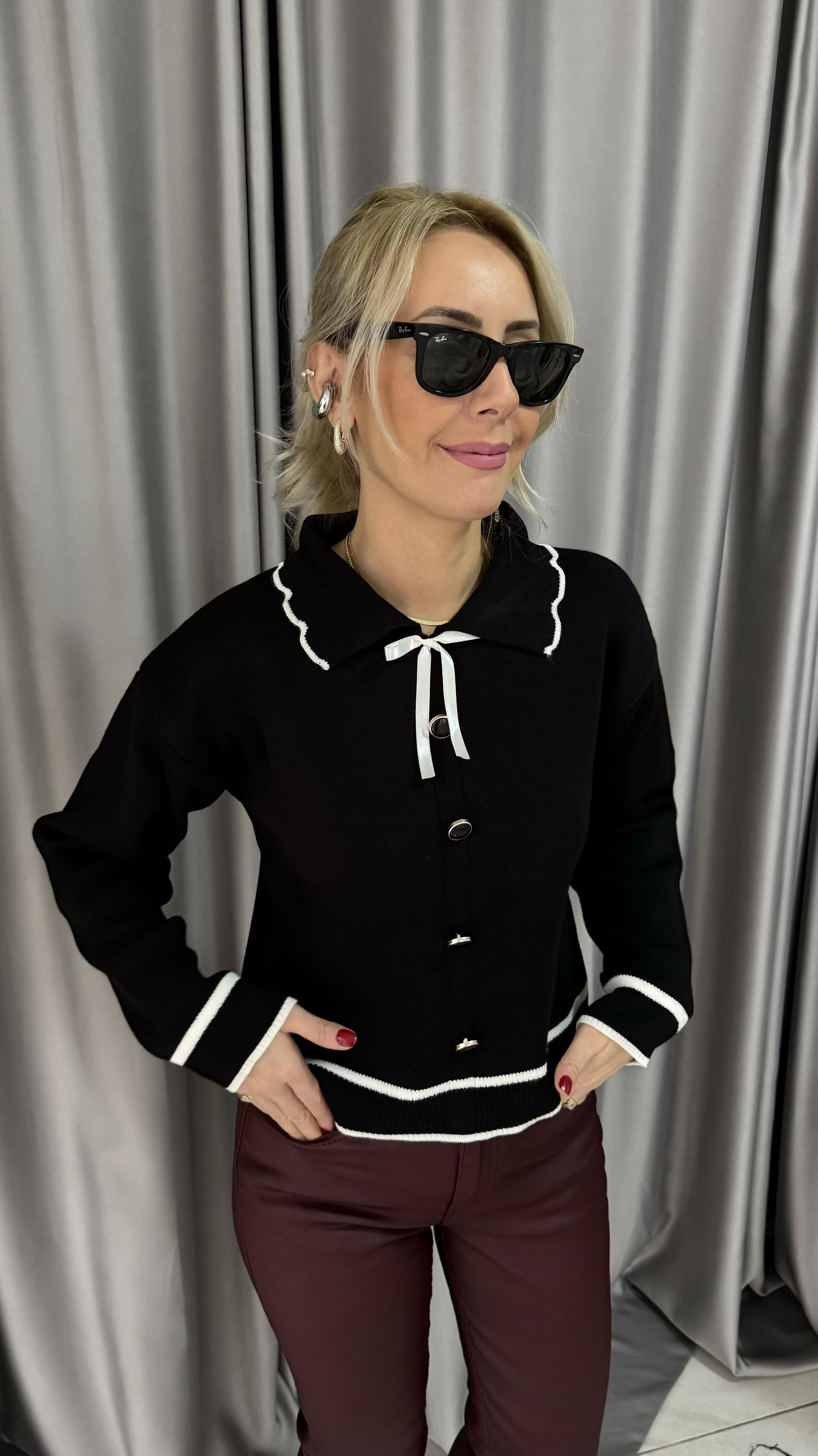 Fiyonk Detaylı Ekru Biyeli Siyah Triko