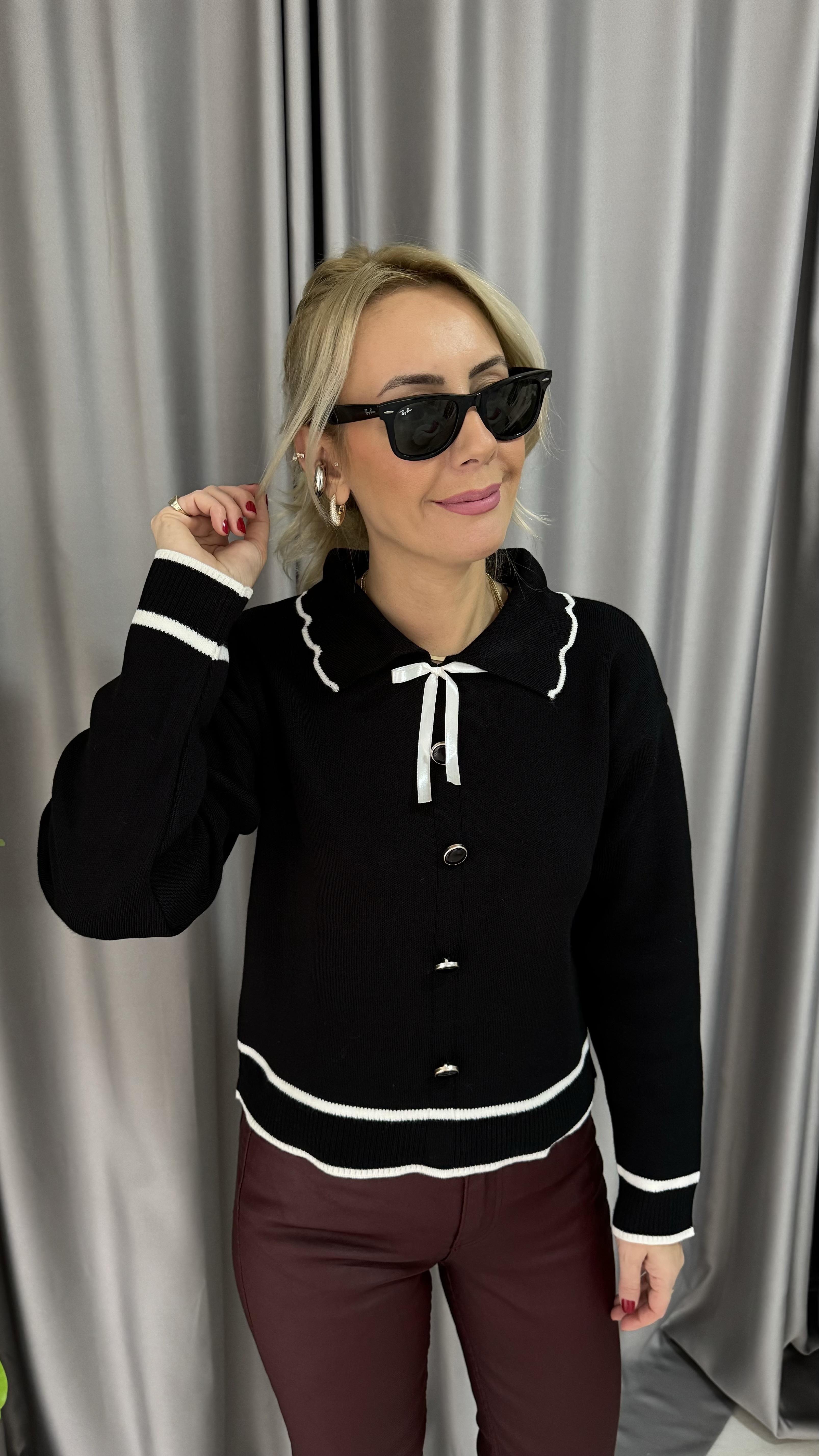 Fiyonk Detaylı Ekru Biyeli Siyah Triko