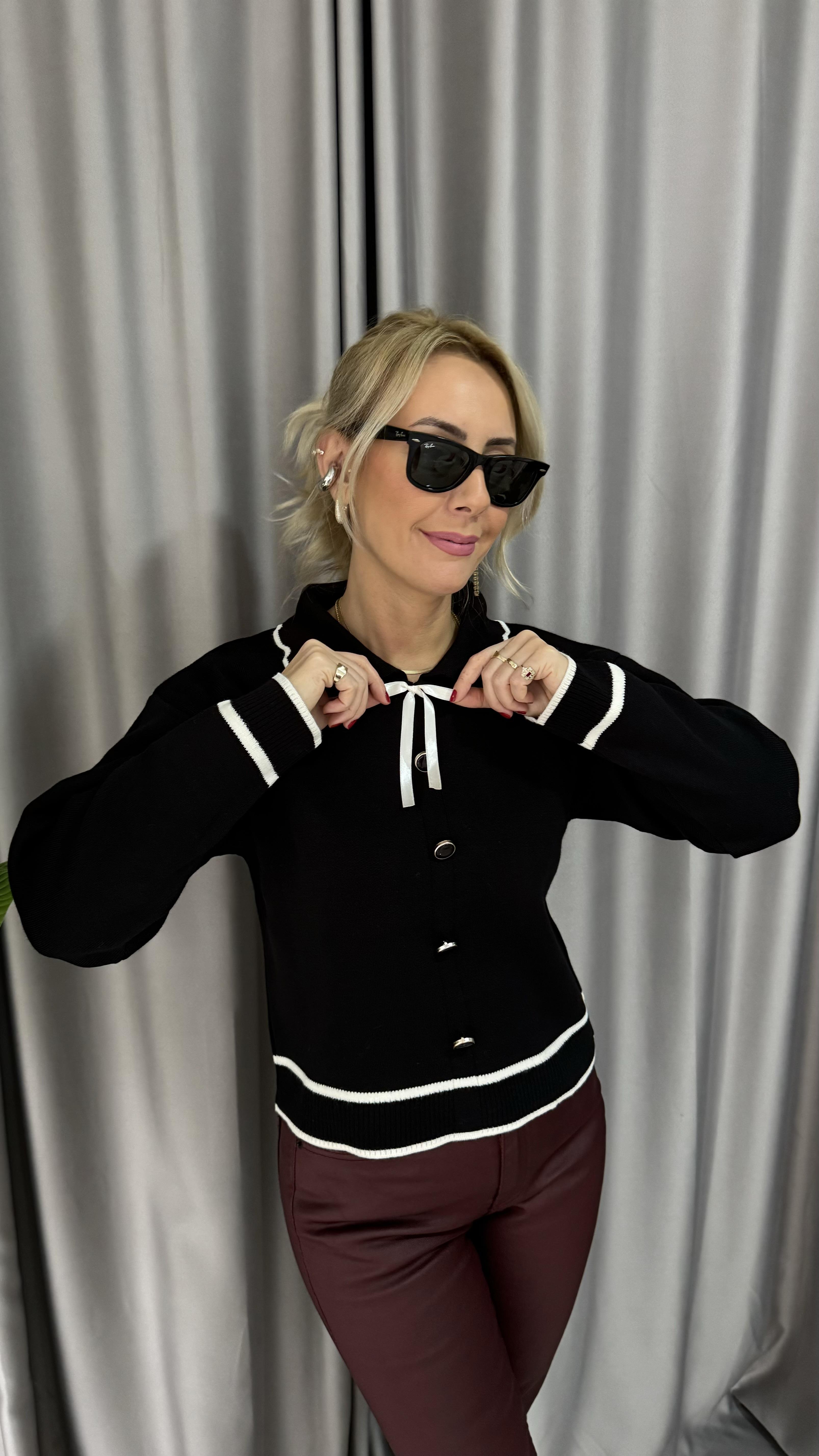 Fiyonk Detaylı Ekru Biyeli Siyah Triko