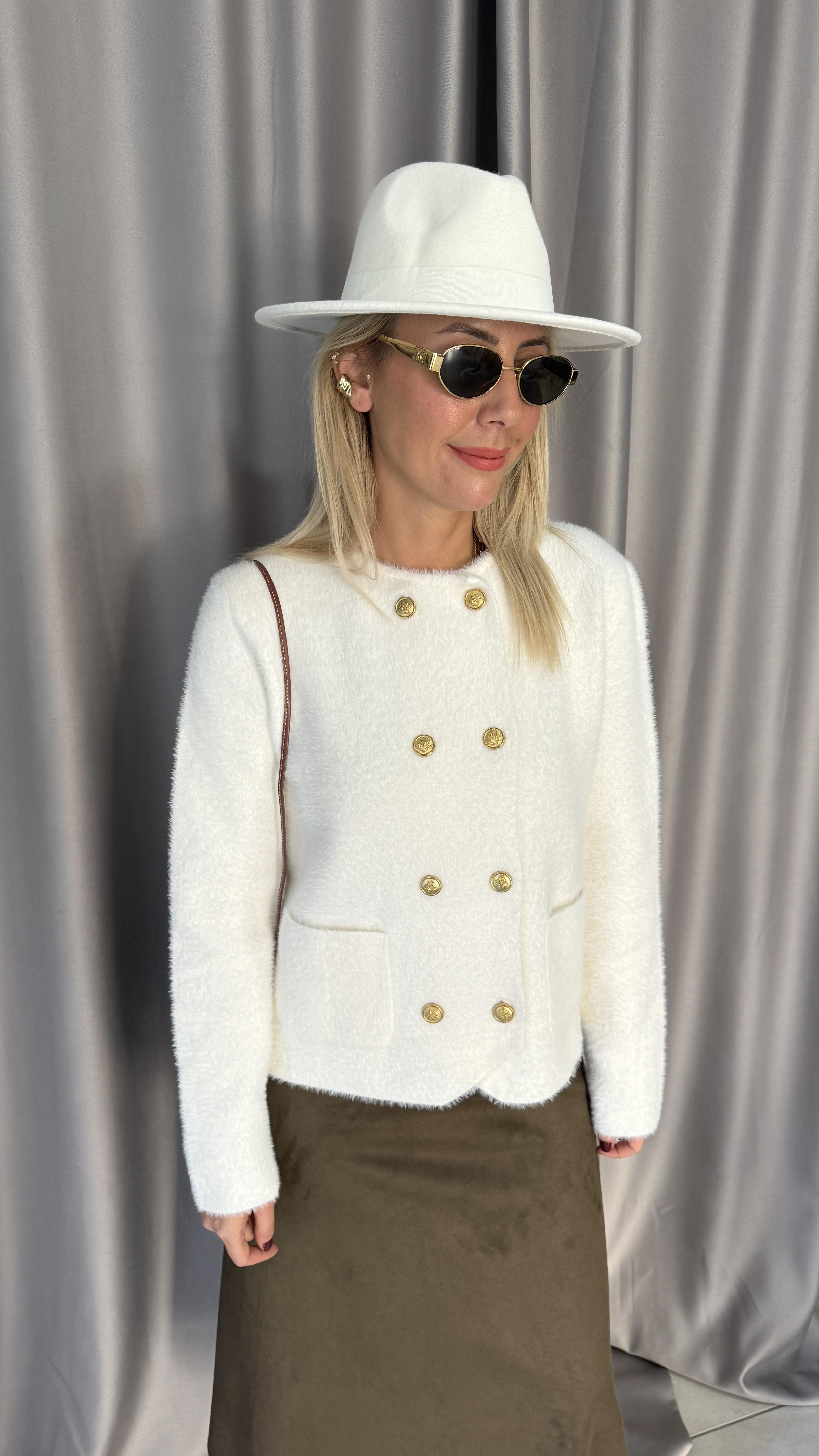 Gold Düğmeli Cepli Ekru Triko Ceket