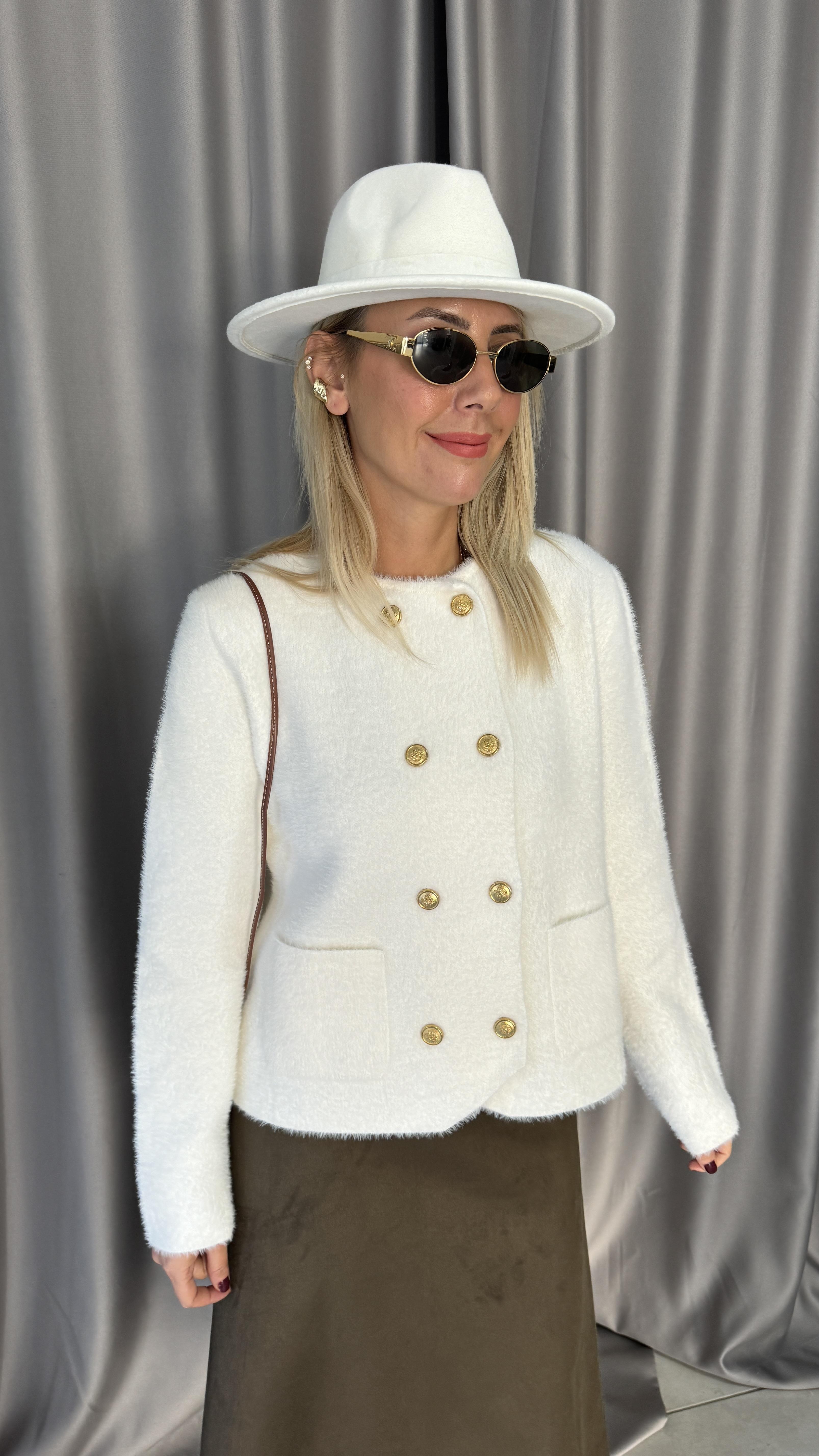 Gold Düğmeli Cepli Ekru Triko Ceket