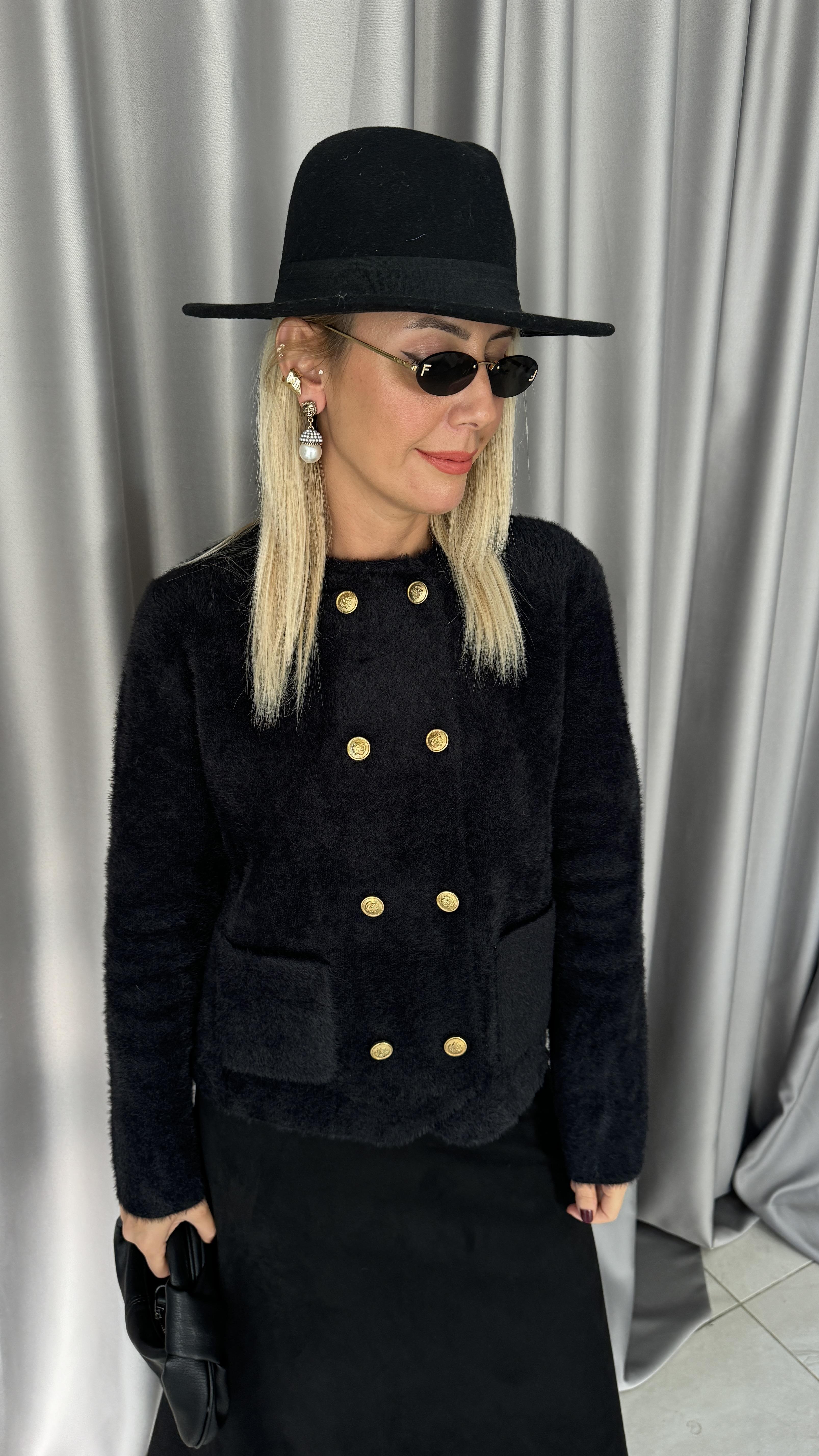 Gold Düğmeli Cepli Siyah Triko Ceket