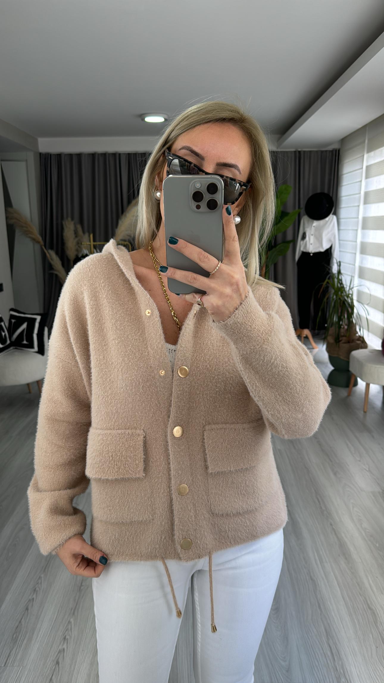 GOLD DÜĞMELİ KAPİŞONLU BEJ TRİKO CEKET