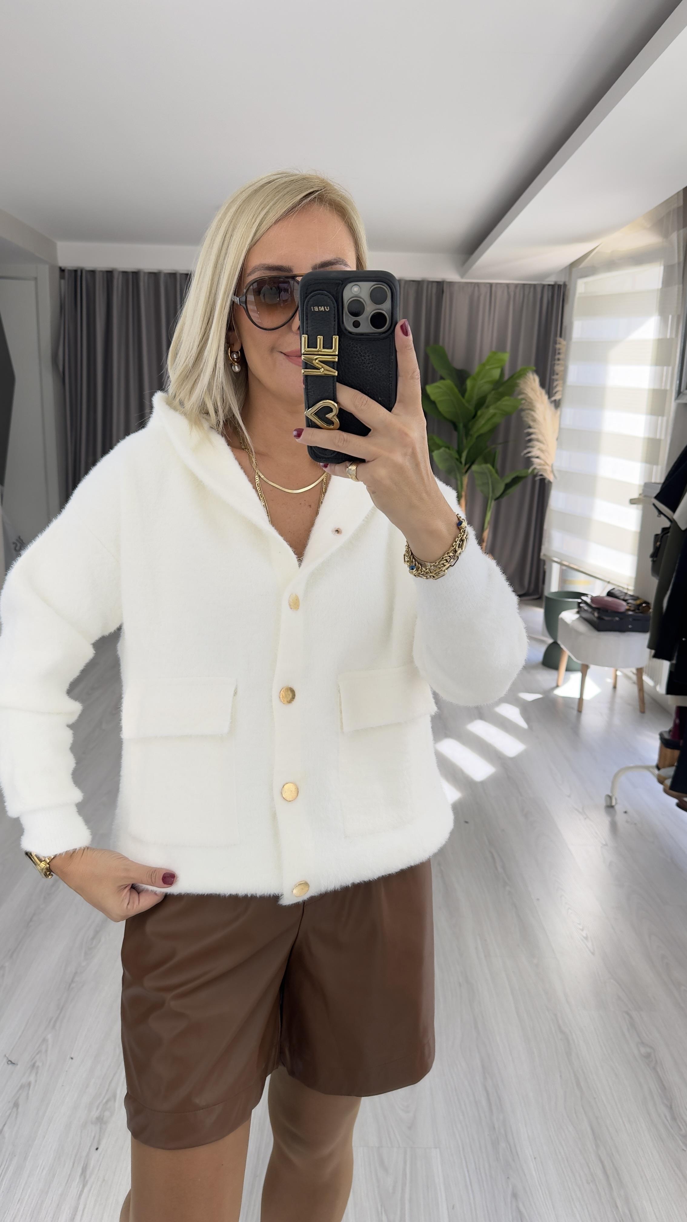 Gold Düğmeli Kapişonlu Ekru Triko Ceket