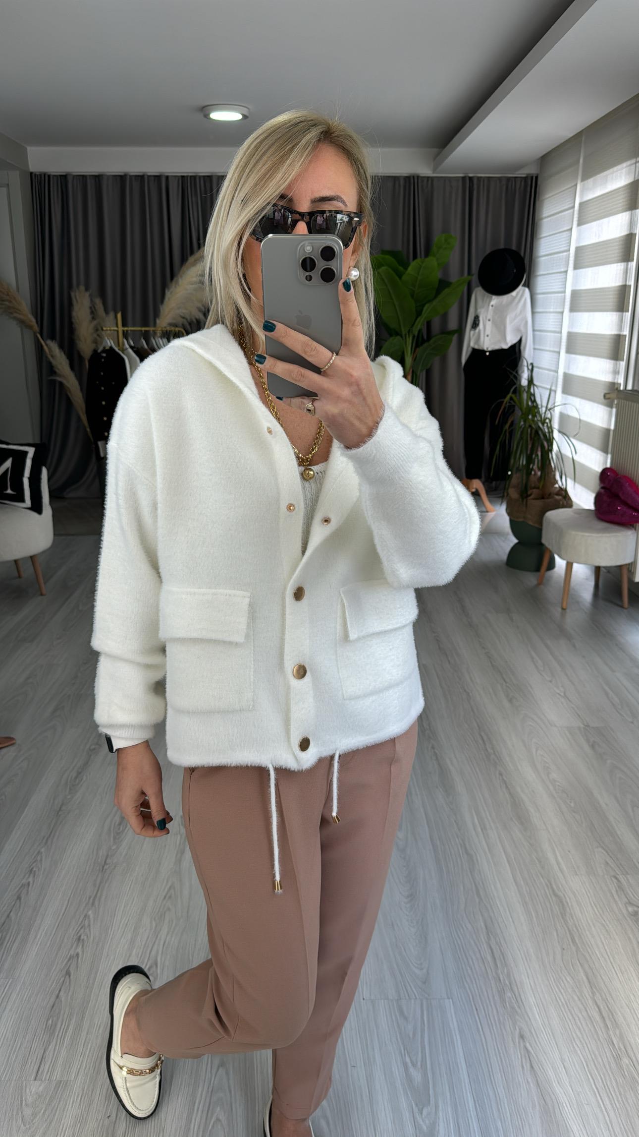 GOLD DÜĞMELİ KAPİŞONLU EKRU TRİKO CEKET