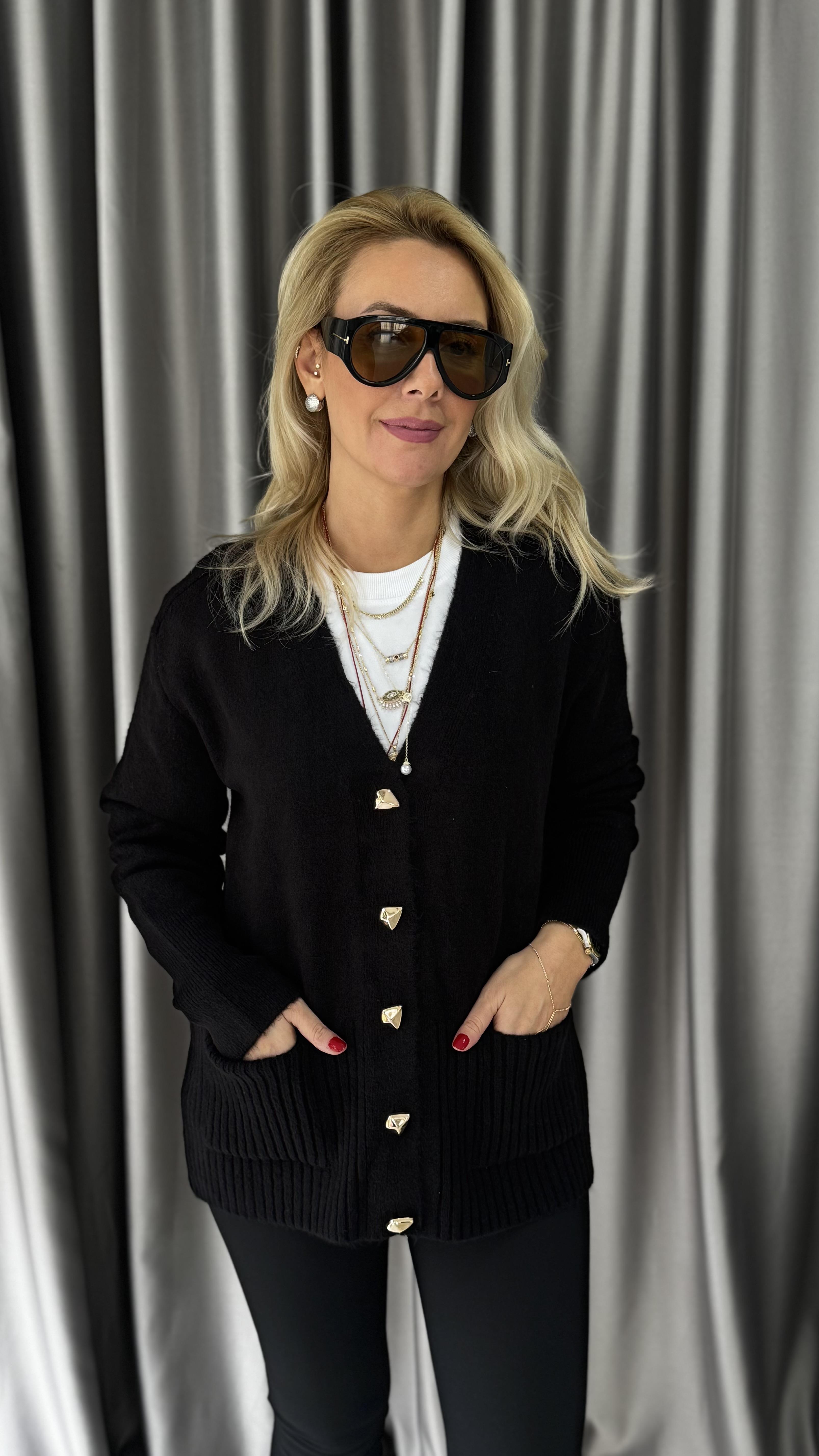 Gold Düğmeli Önden Cep Detaylı Siyah Triko