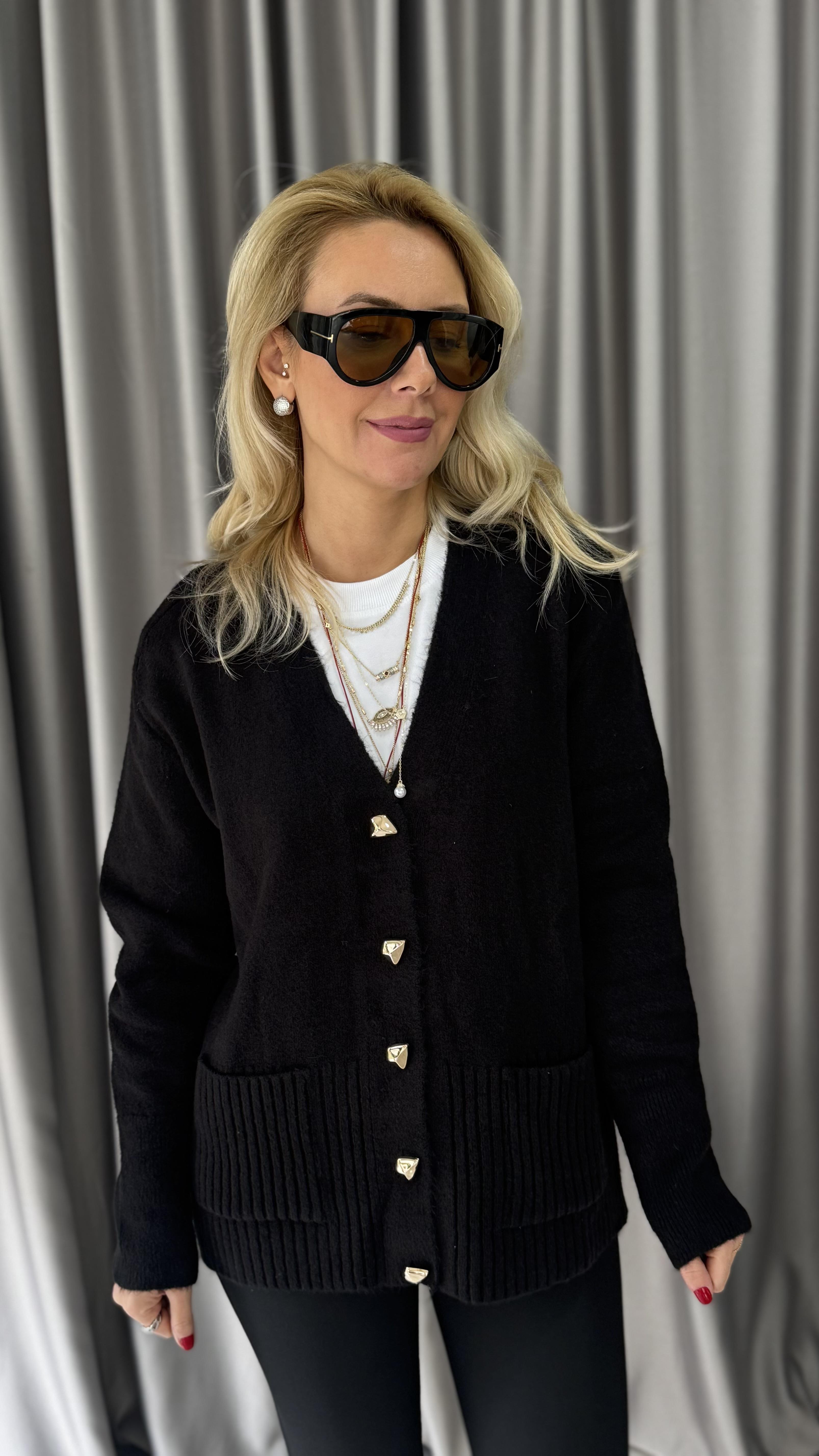 Gold Düğmeli Önden Cep Detaylı Siyah Triko