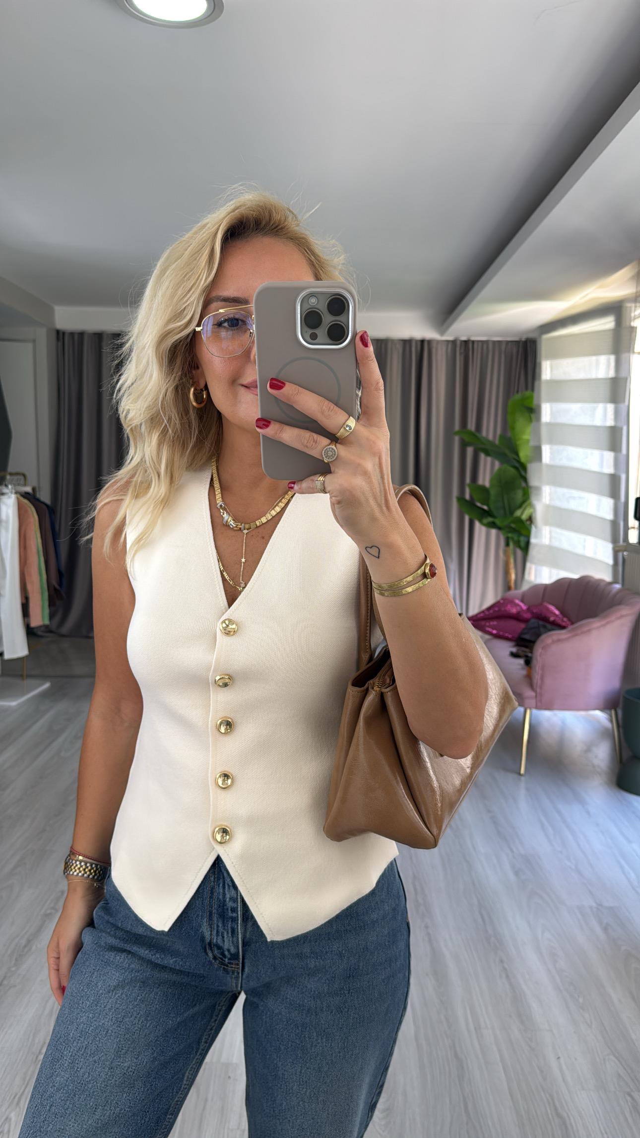 Gold Düğmeli V Yaka Ekru Triko Yelek