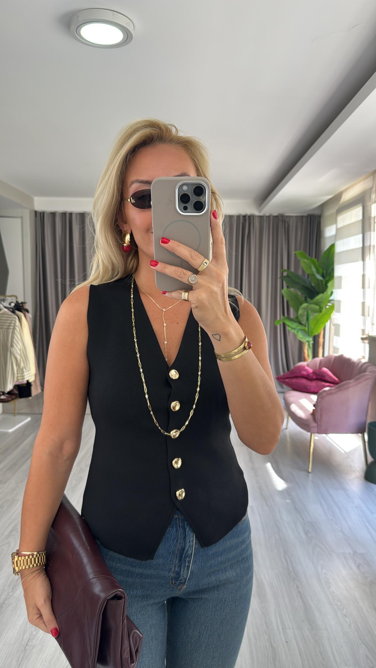 Gold Düğmeli V Yaka Siyah Triko Yelek