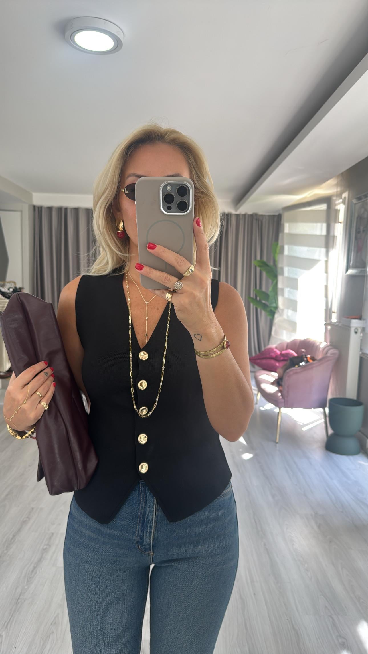 Gold Düğmeli V Yaka Siyah Triko Yelek