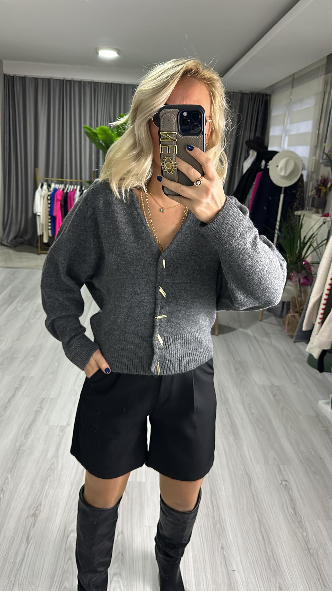 GOLD TASARIM DÜĞMELİ GRİ TRİKO HIRKA