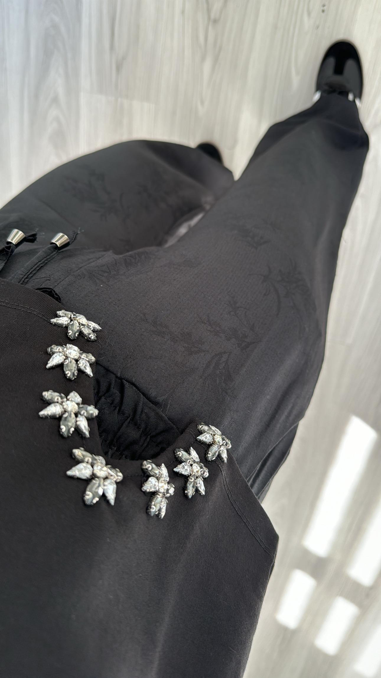 JAKARLI ÇİÇEK DESENLİ , BELİ LASTİKLİ SİYAH PANTOLON