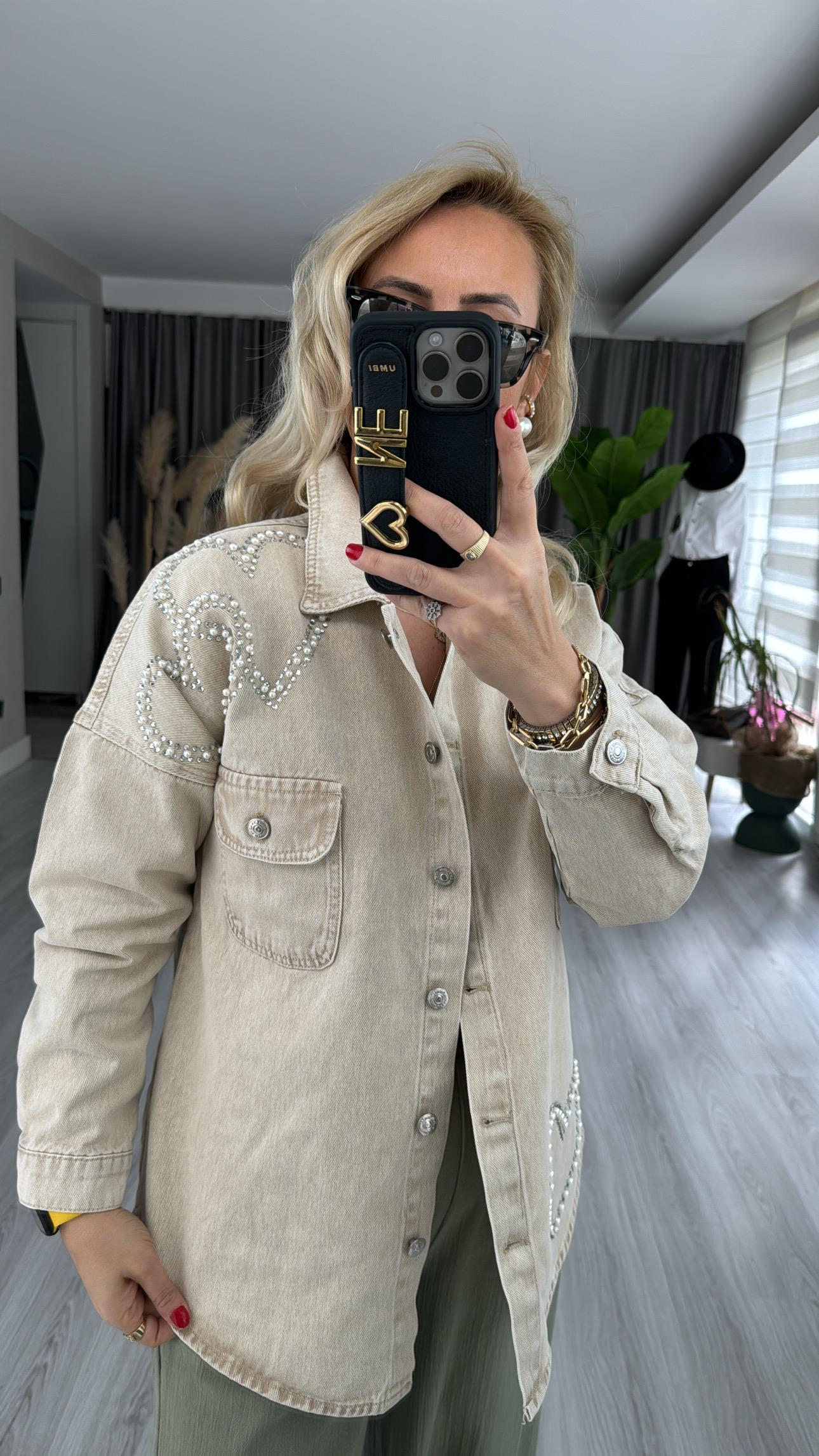 KALPLİ İNCİ VE TAŞ İŞLEMELİ BEJ JEAN GÖMLEK