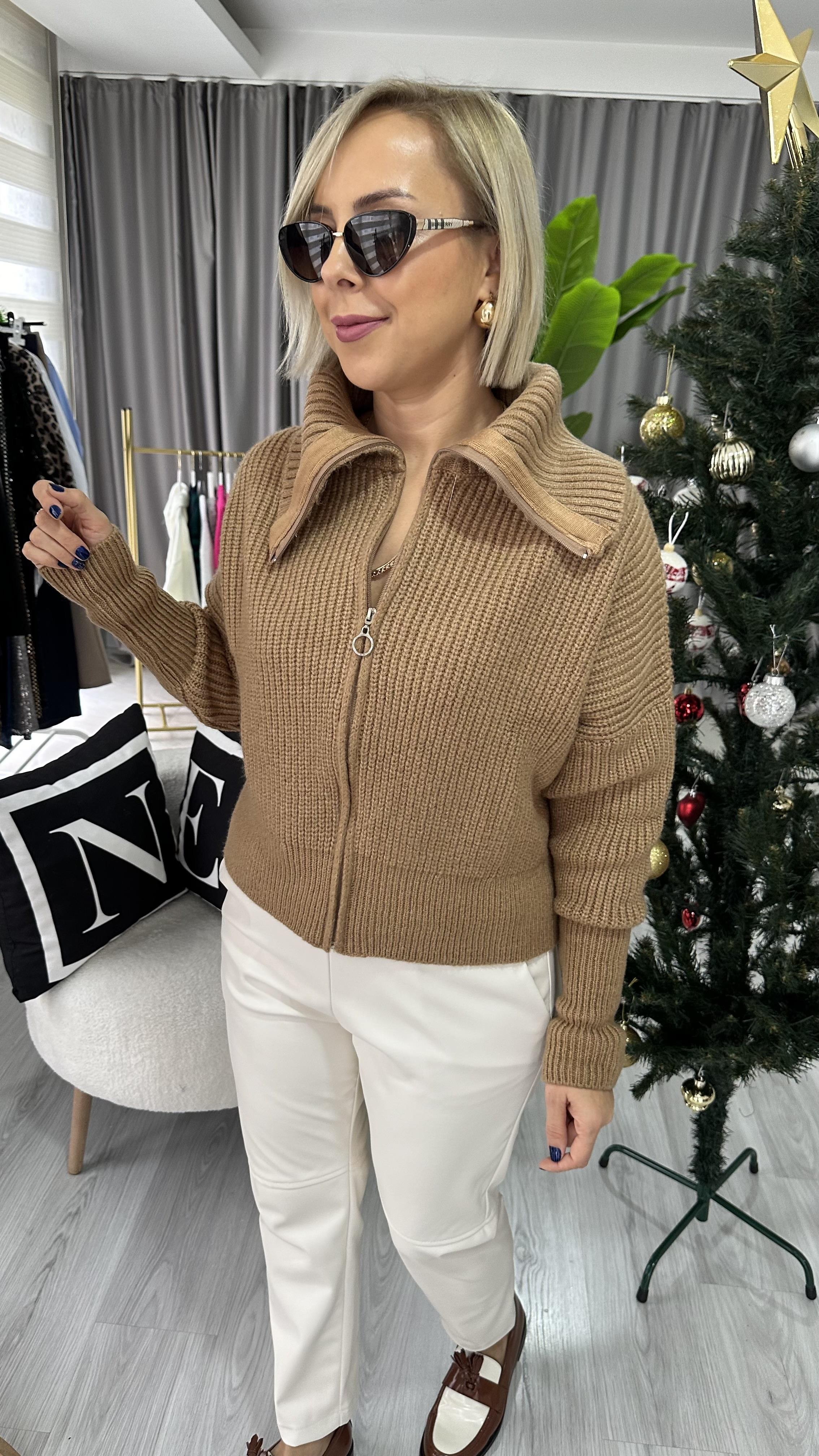 KAMYONER YAKA ÖNDEN FERMUARLI CAMEL HIRKA