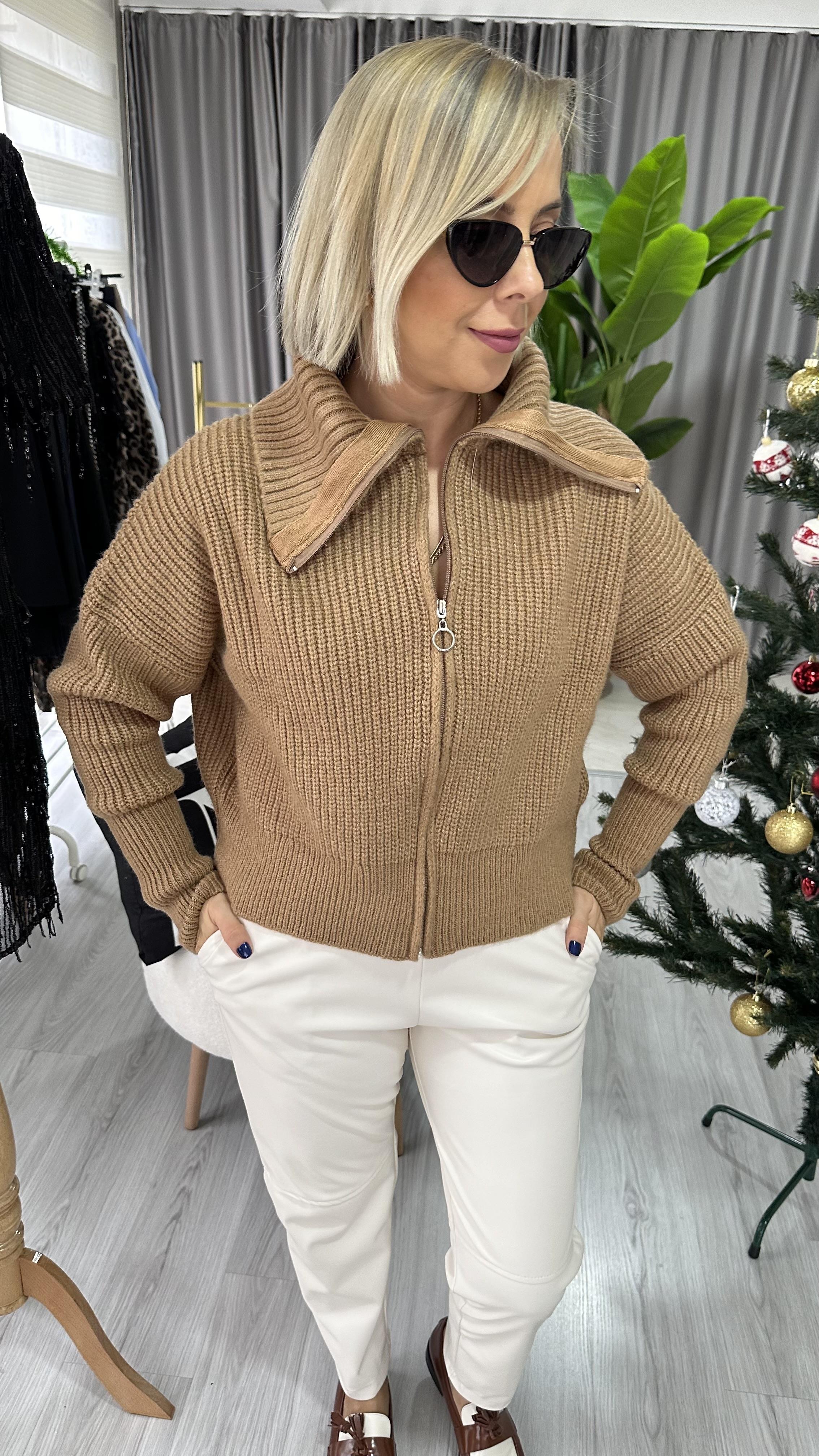 KAMYONER YAKA ÖNDEN FERMUARLI CAMEL HIRKA