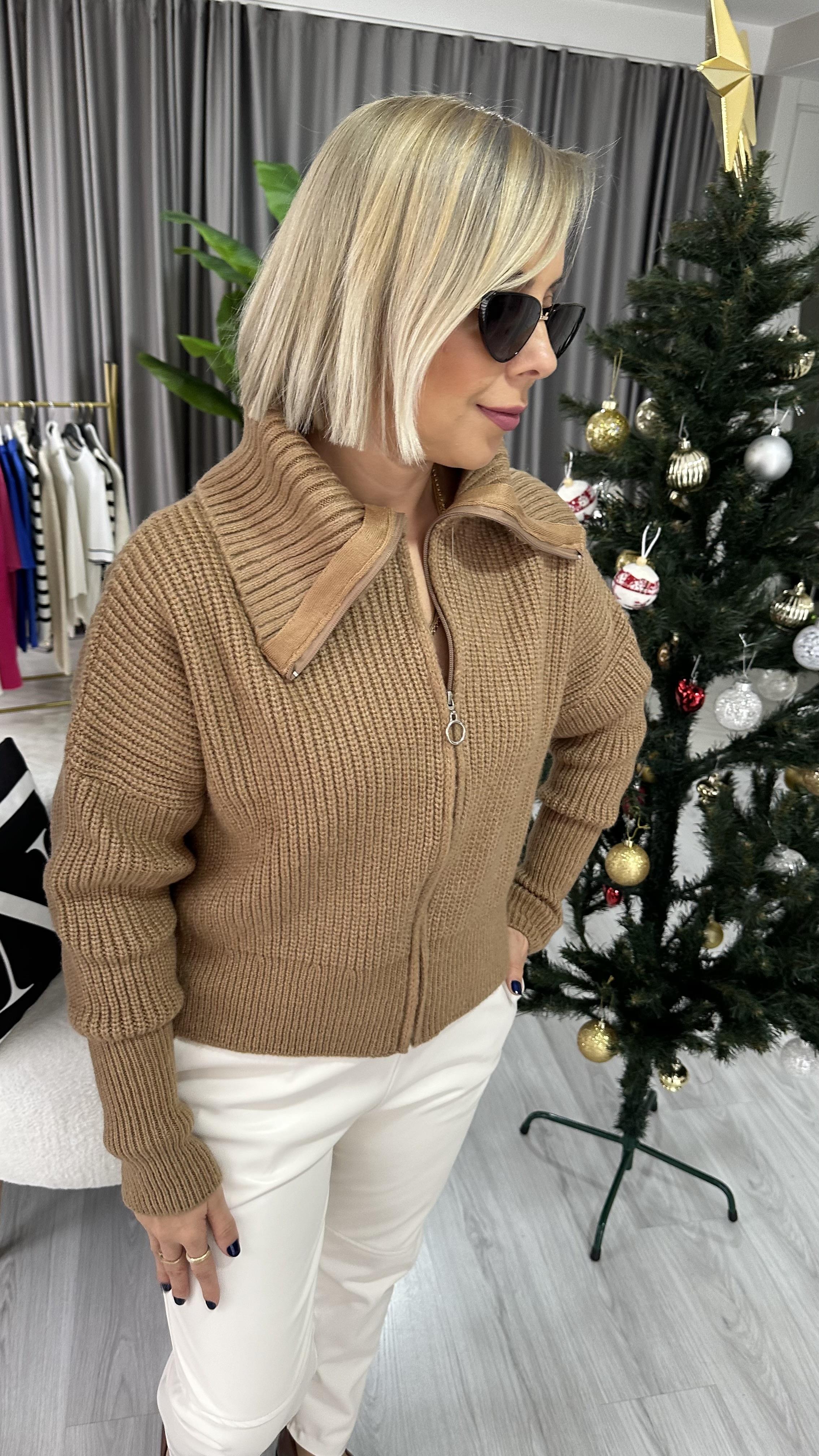 KAMYONER YAKA ÖNDEN FERMUARLI CAMEL HIRKA