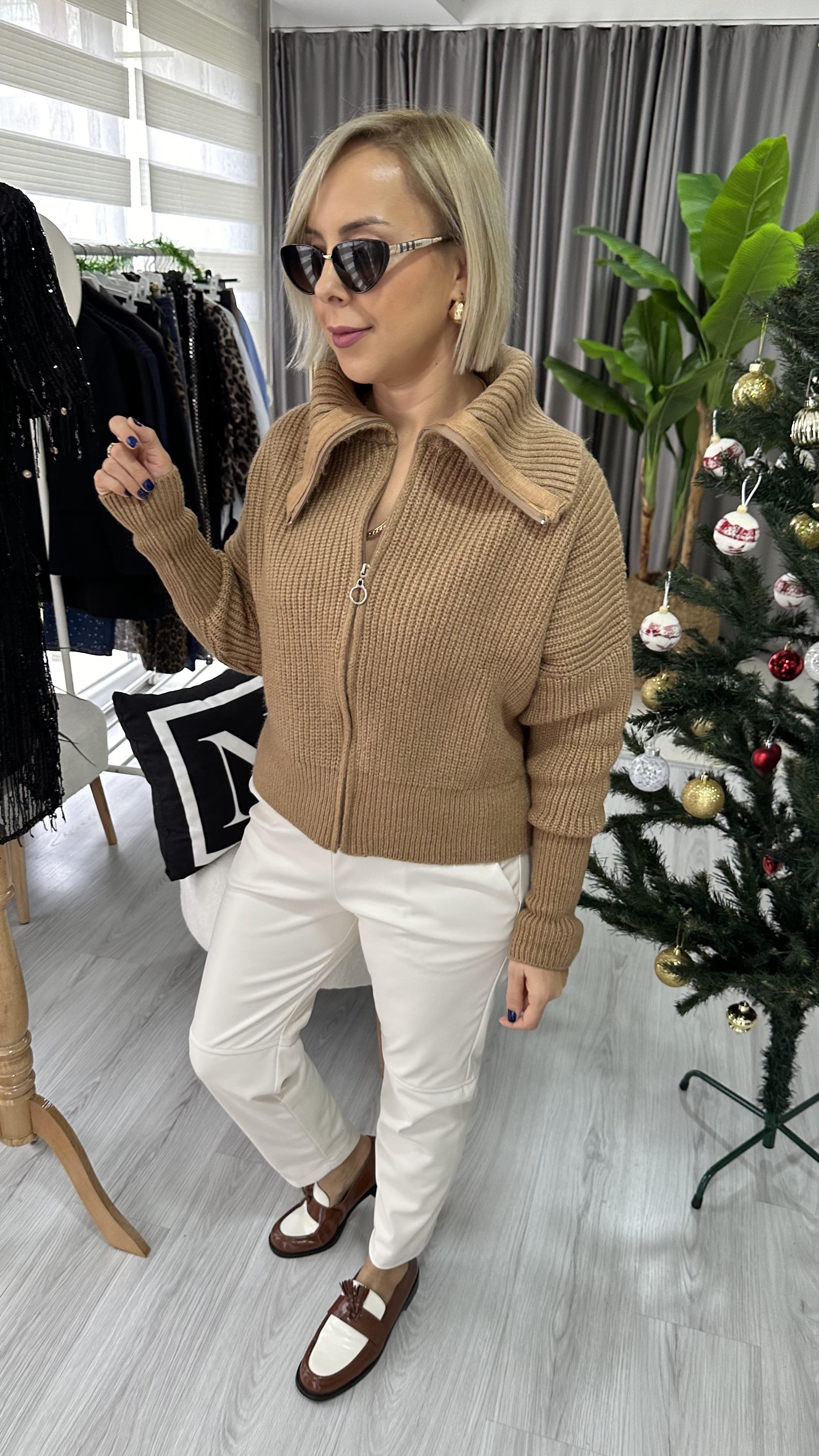 KAMYONER YAKA ÖNDEN FERMUARLI CAMEL HIRKA