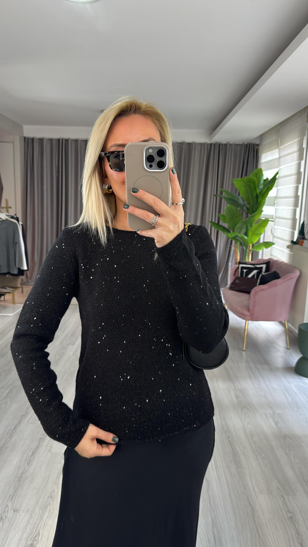 Kayık Yaka Pullu Simli Siyah Triko