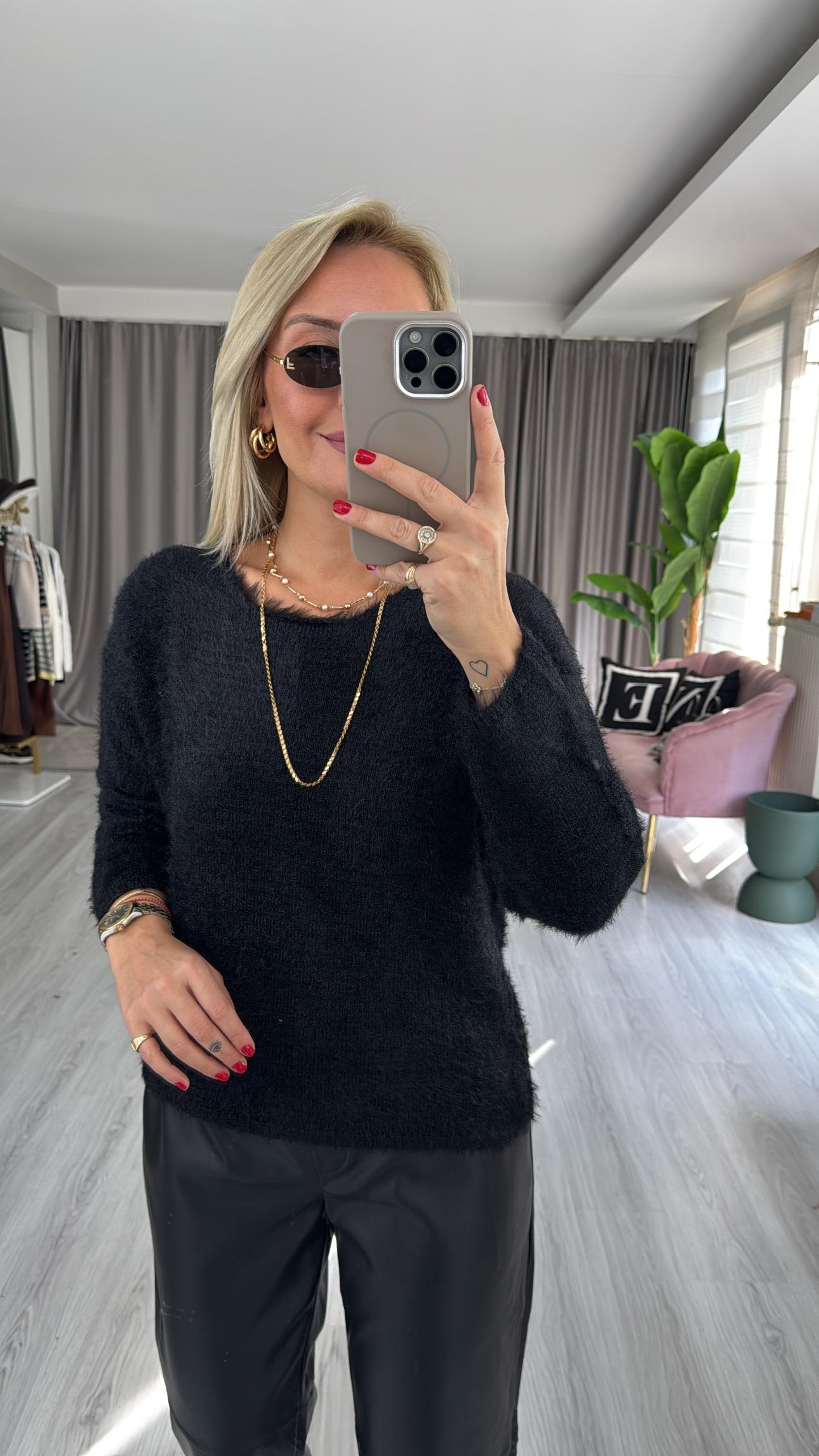 Kayık Yaka Yumuşak Dokulu Siyah Triko