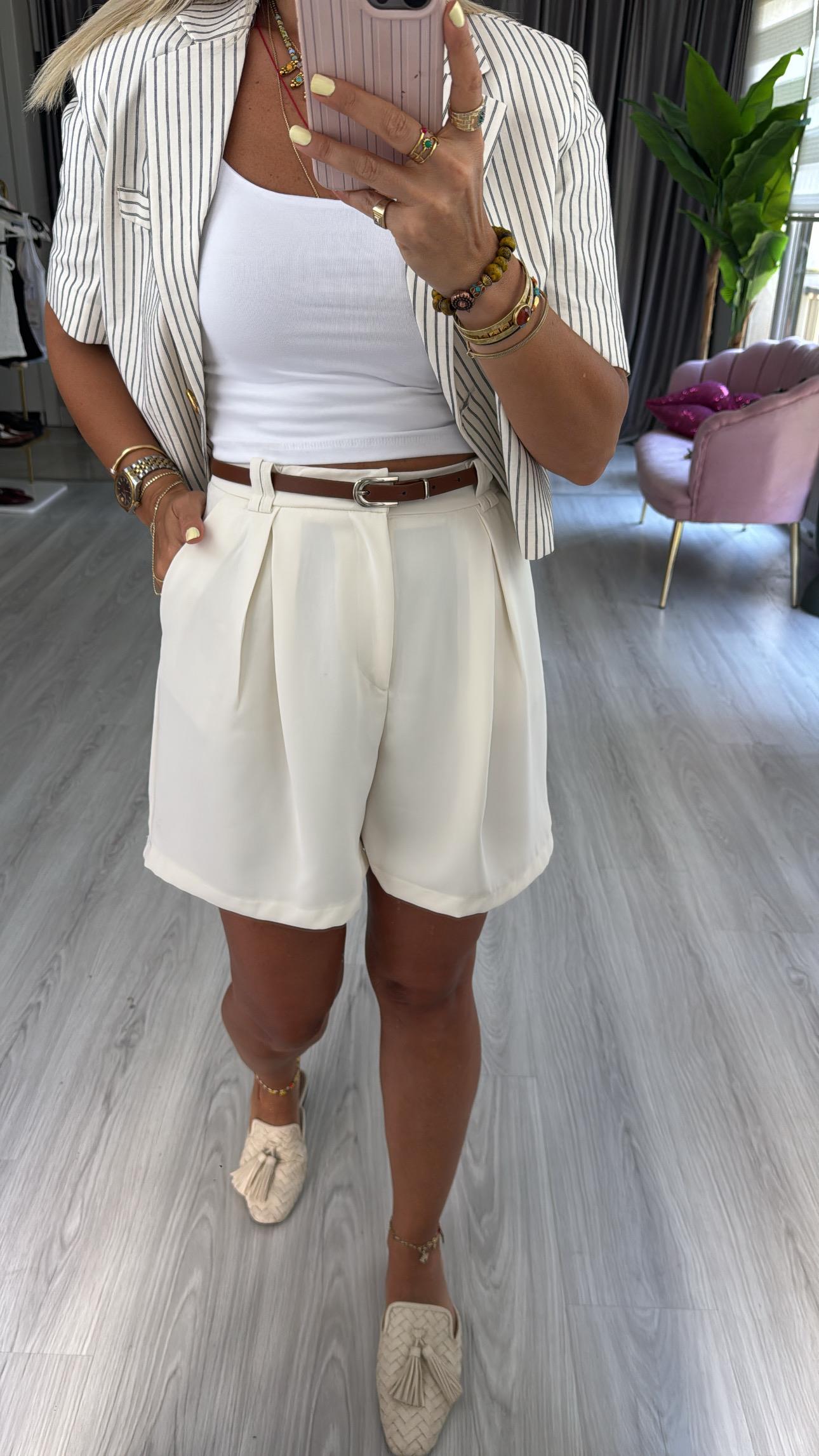 Kemerli Şehir Boy Ekru Şort