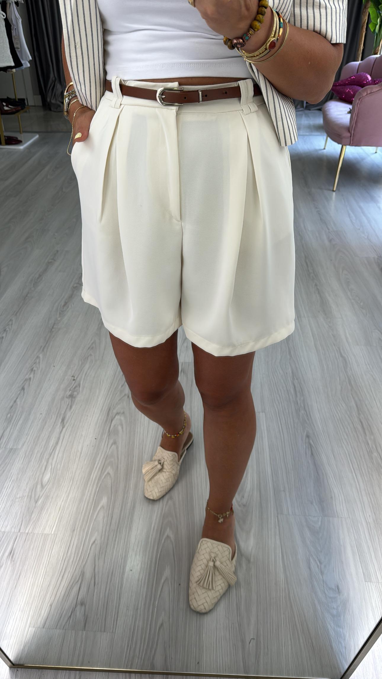Kemerli Şehir Boy Ekru Şort