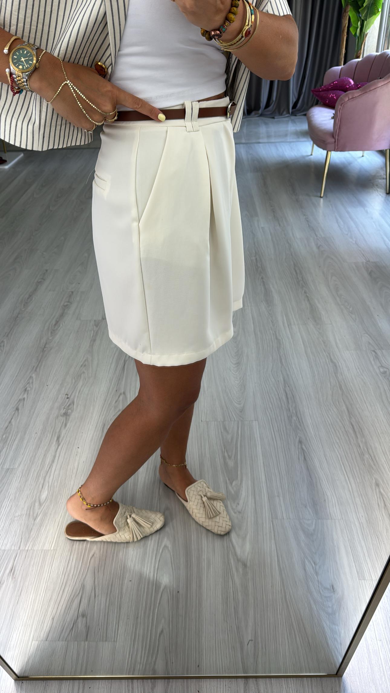 Kemerli Şehir Boy Ekru Şort