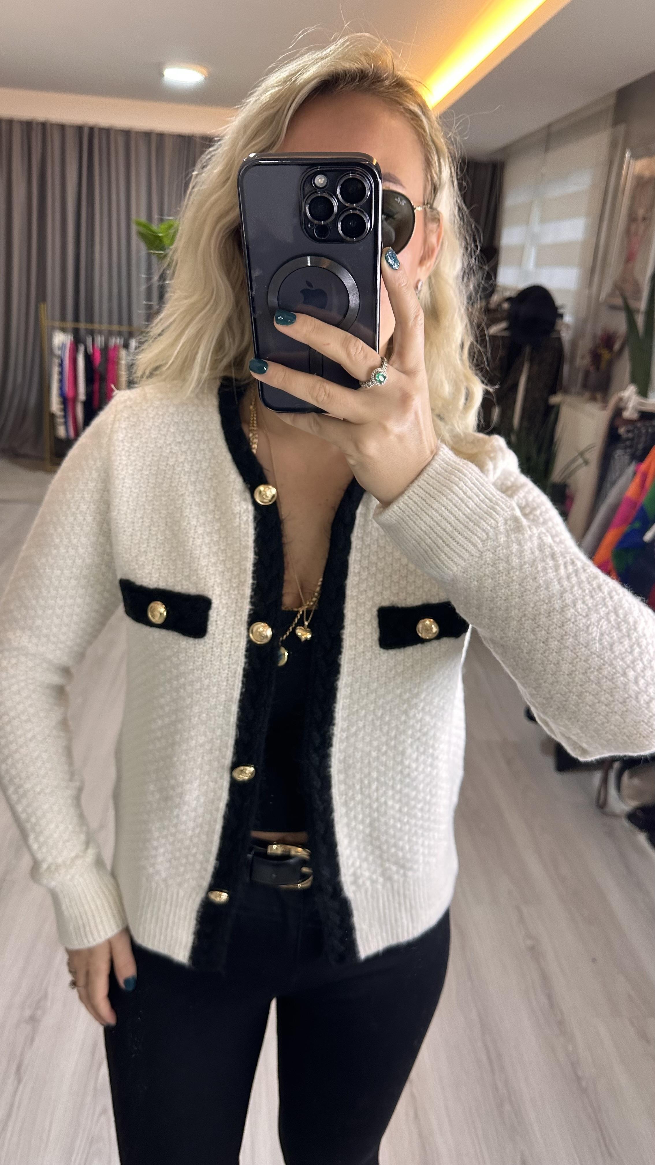 KENDİNDEN SAÇ ÖRGÜLÜ GOLD DÜĞMELİ KEMİK HIRKA