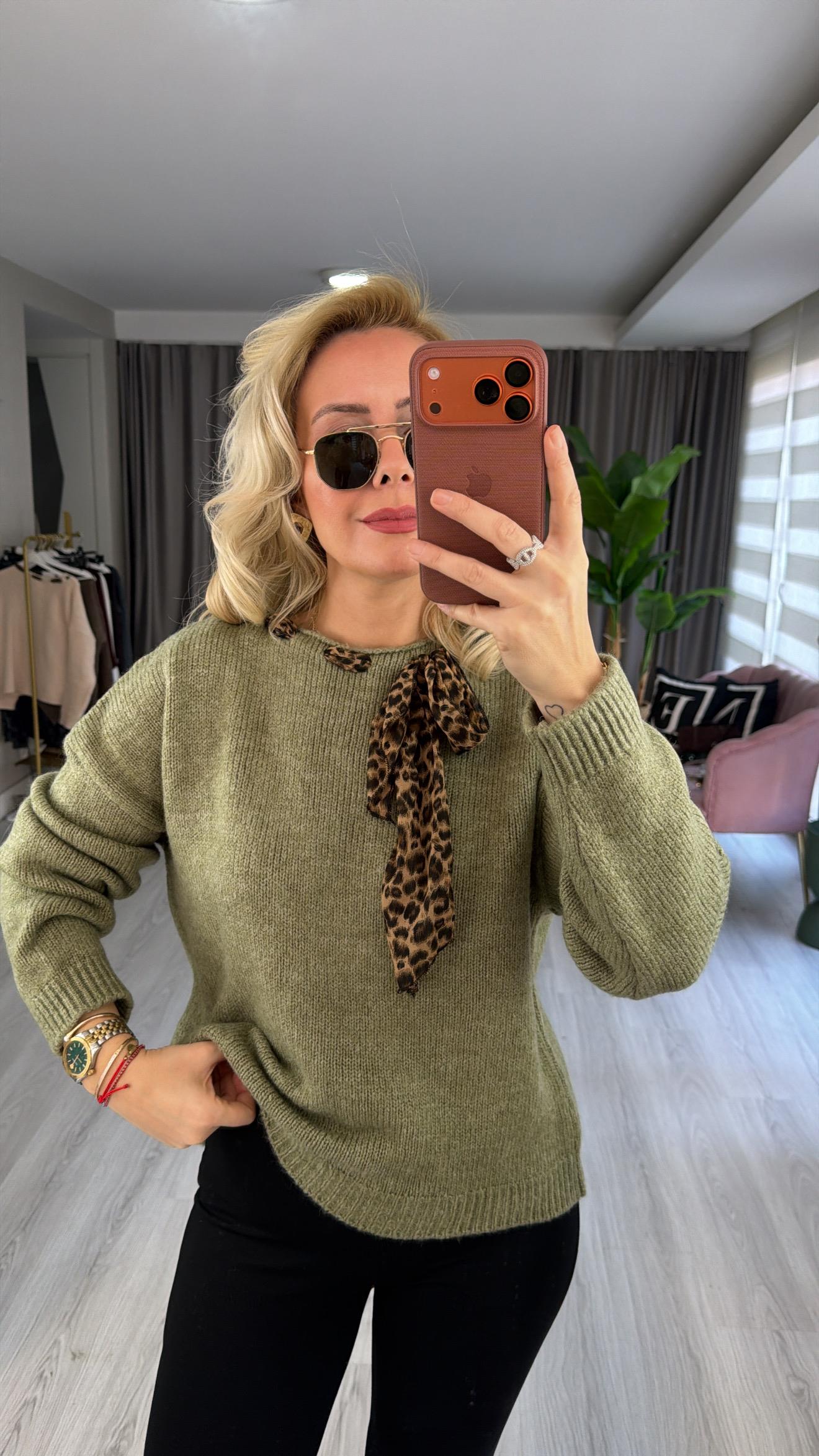 Leopar Desen Fularlı Açık Yeşil Triko