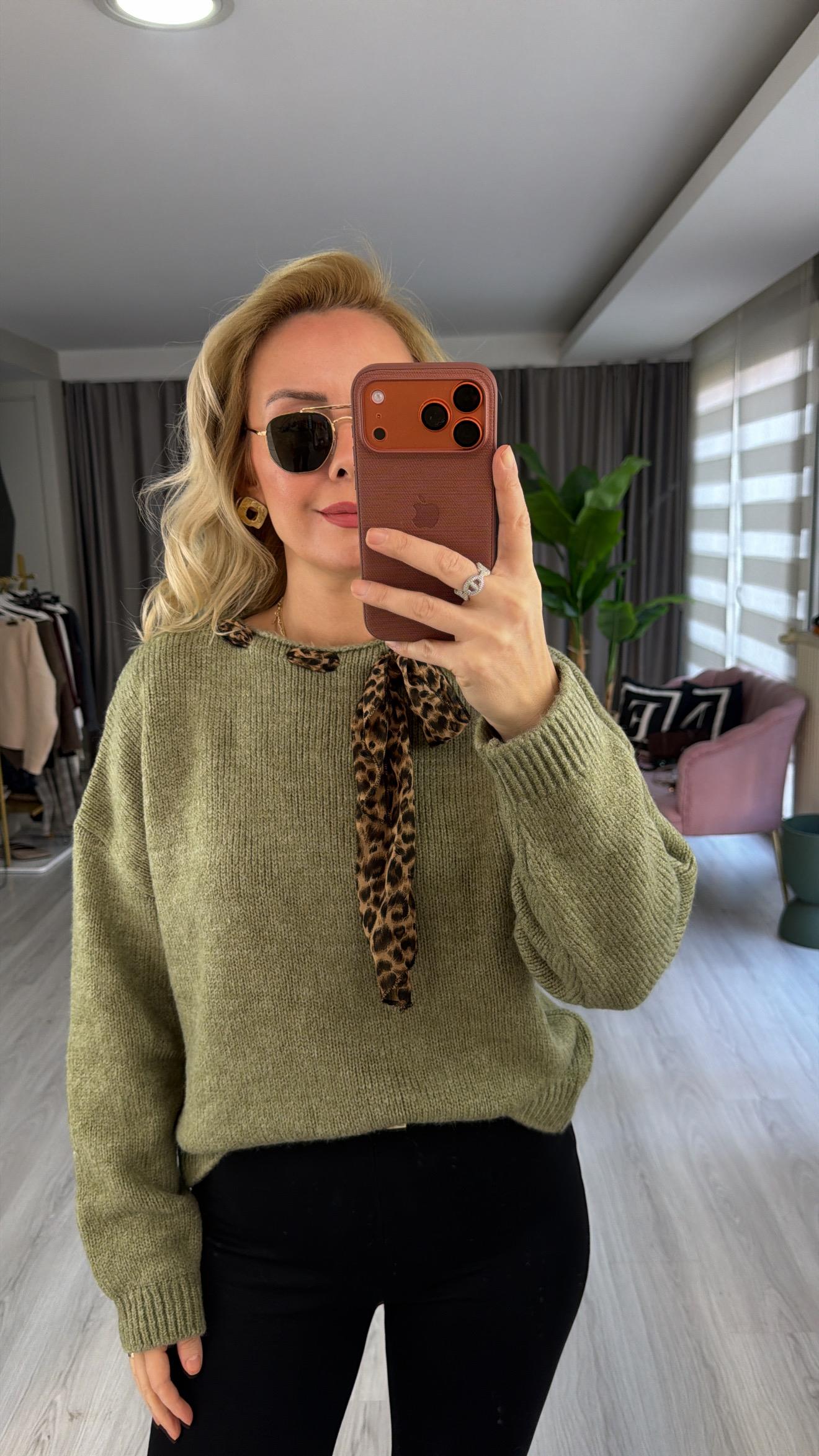 Leopar Desen Fularlı Açık Yeşil Triko