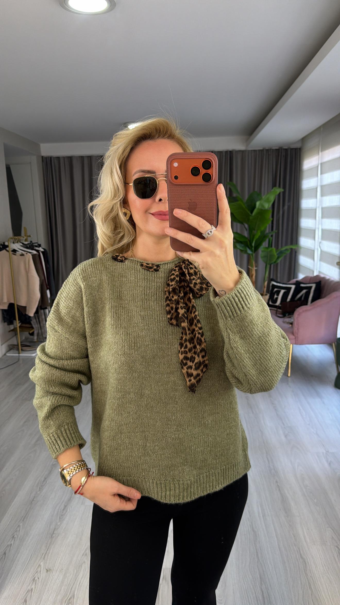 Leopar Desen Fularlı Açık Yeşil Triko