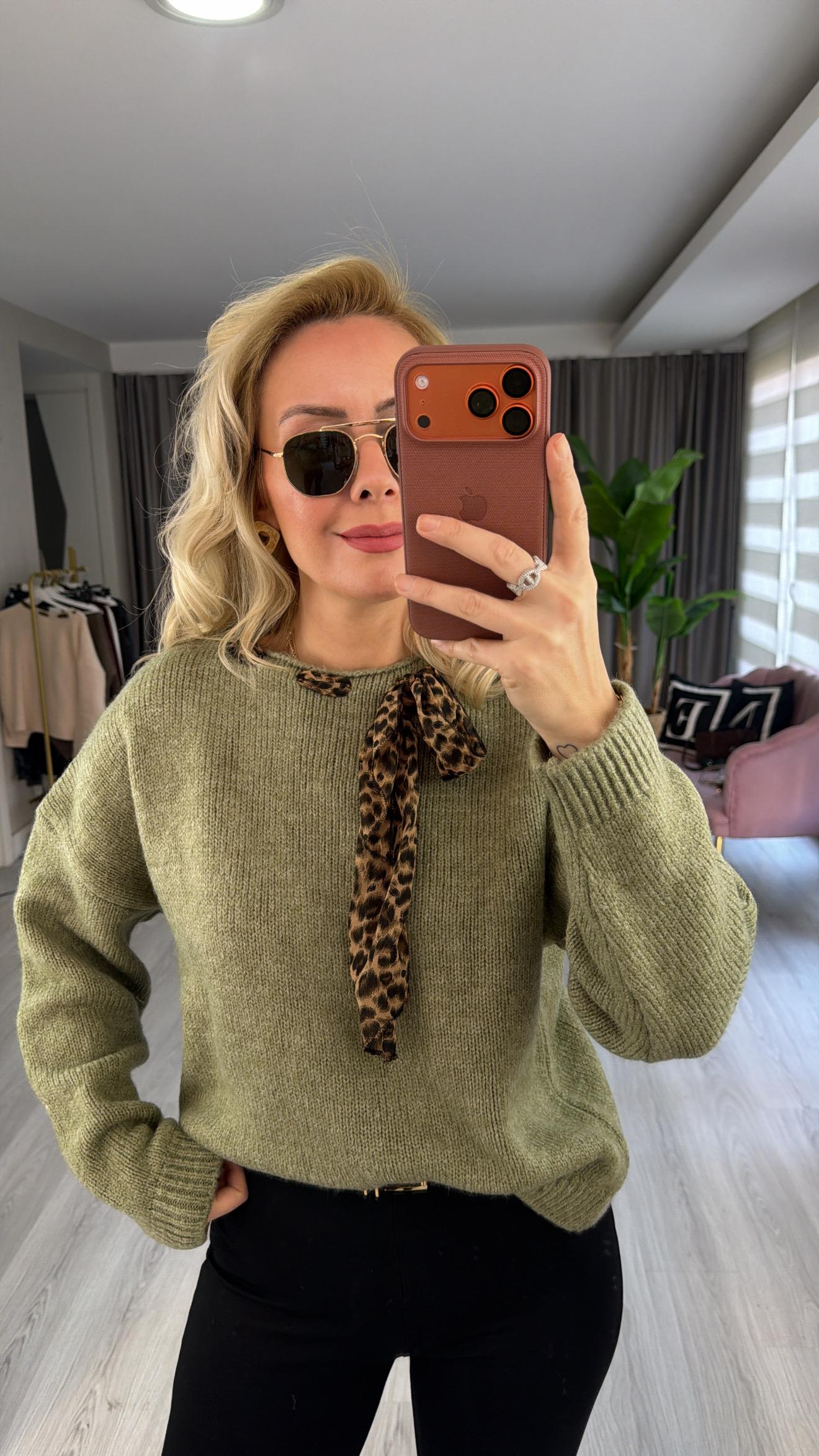 Leopar Desen Fularlı Açık Yeşil Triko