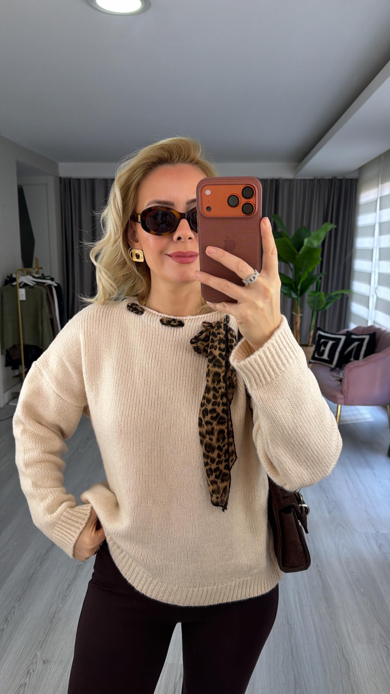 Leopar Desen Fularlı Ekru Triko