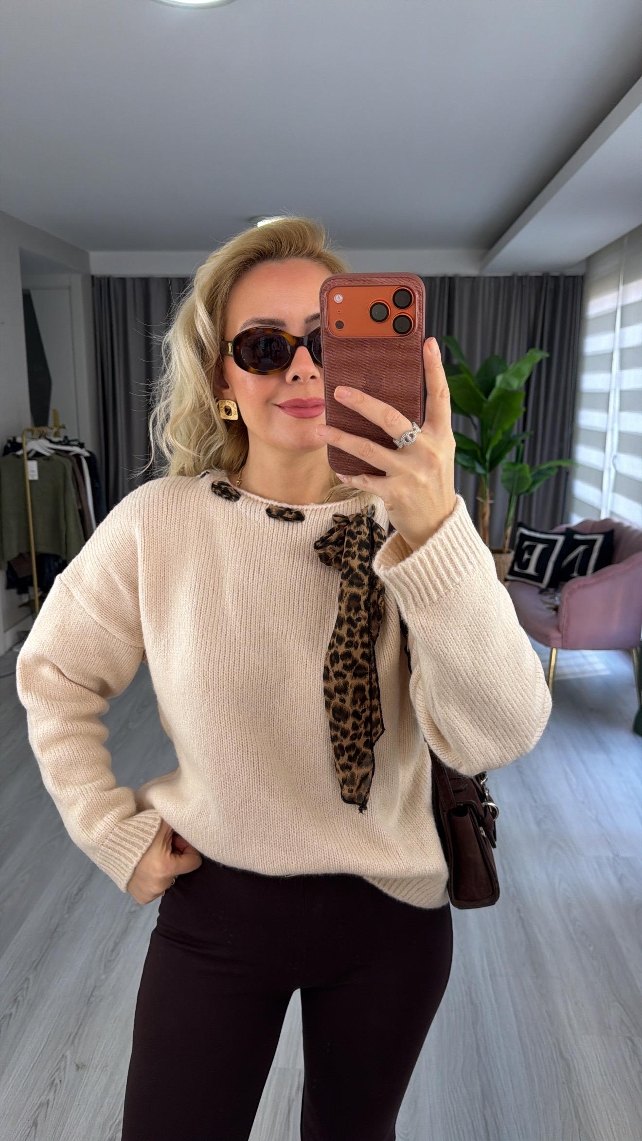 Leopar Desen Fularlı Ekru Triko