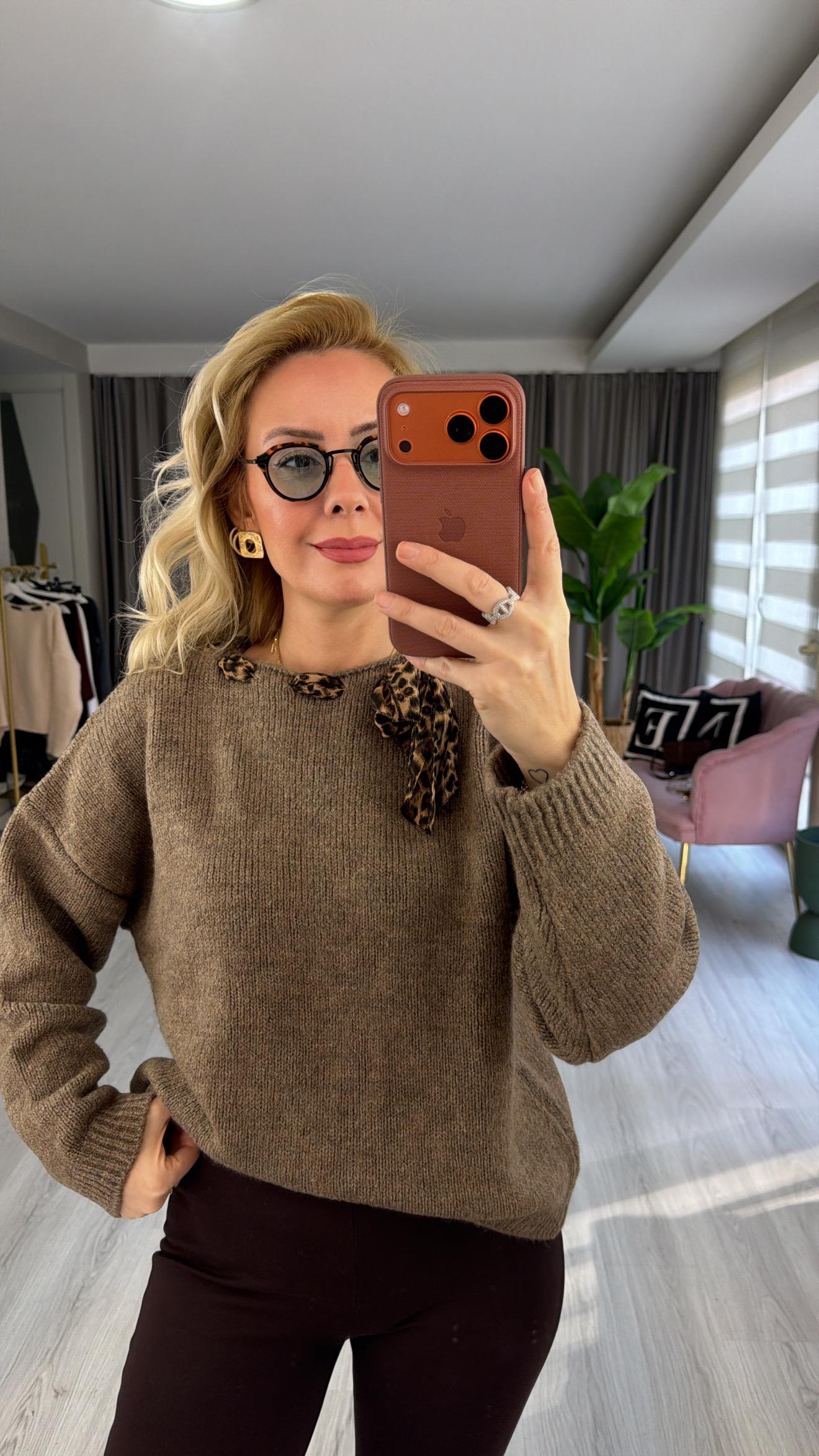 Leopar Desen Fularlı Koyu Vizon Triko