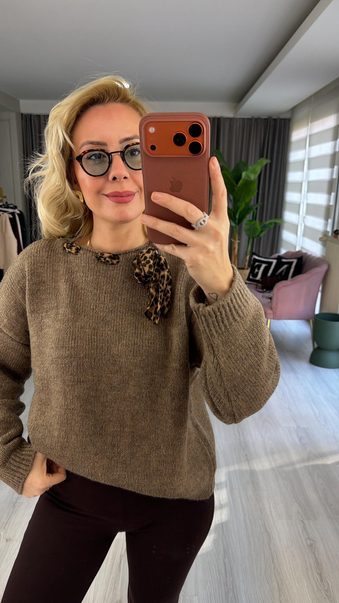 Leopar Desen Fularlı Koyu Vizon Triko