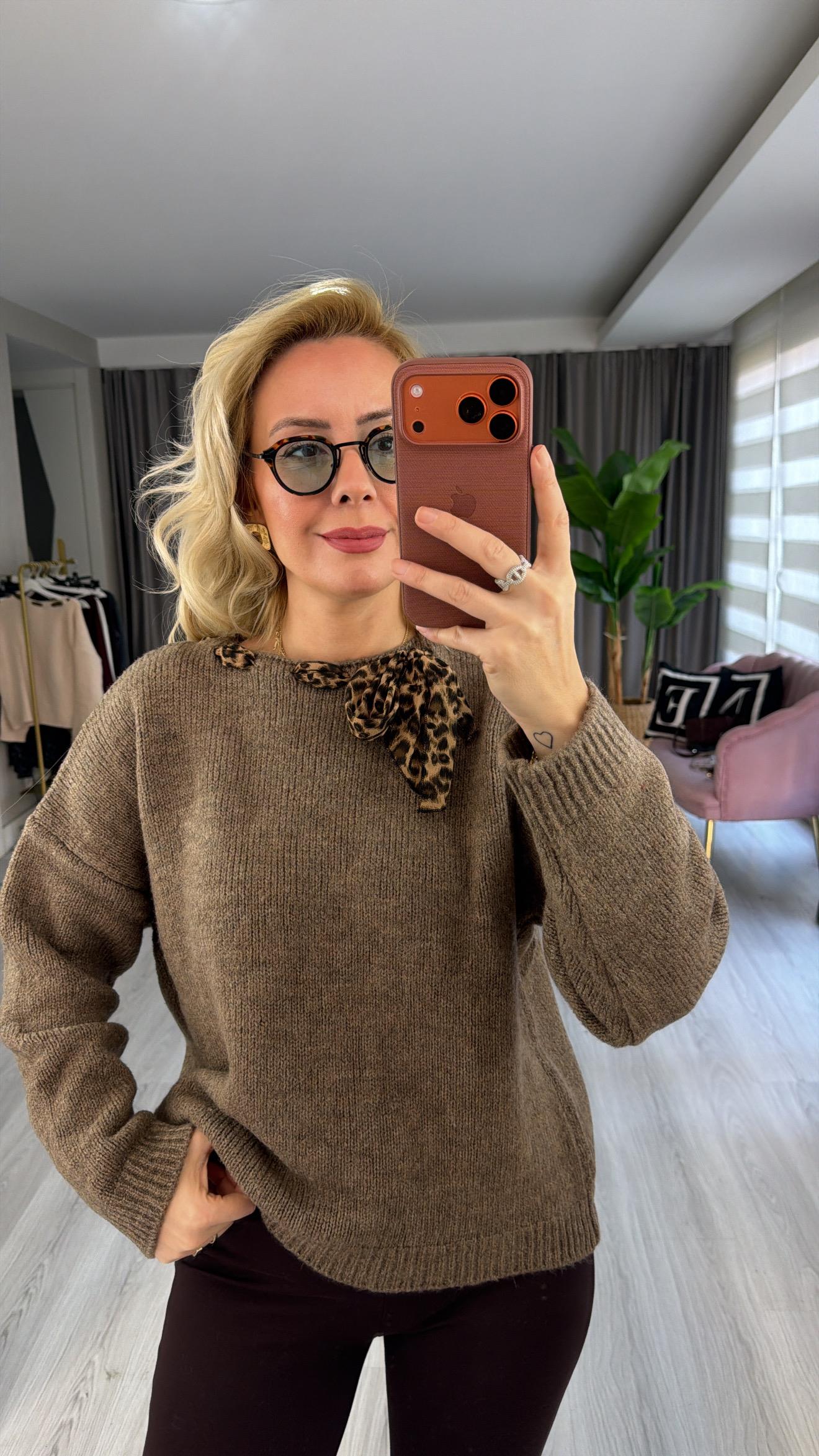 Leopar Desen Fularlı Koyu Vizon Triko