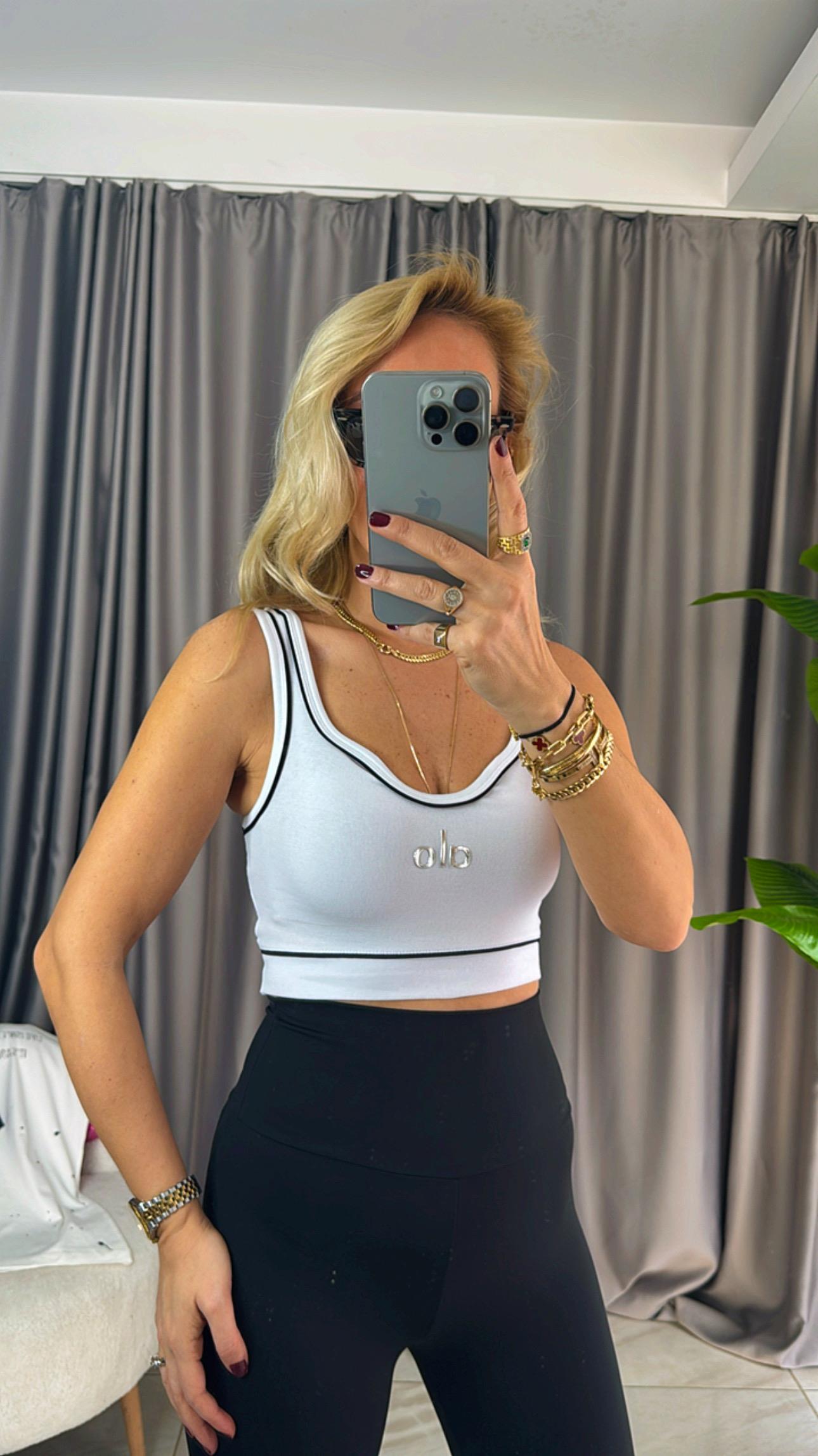 Marka Logolu Siyah Biyeli Beyaz Crop