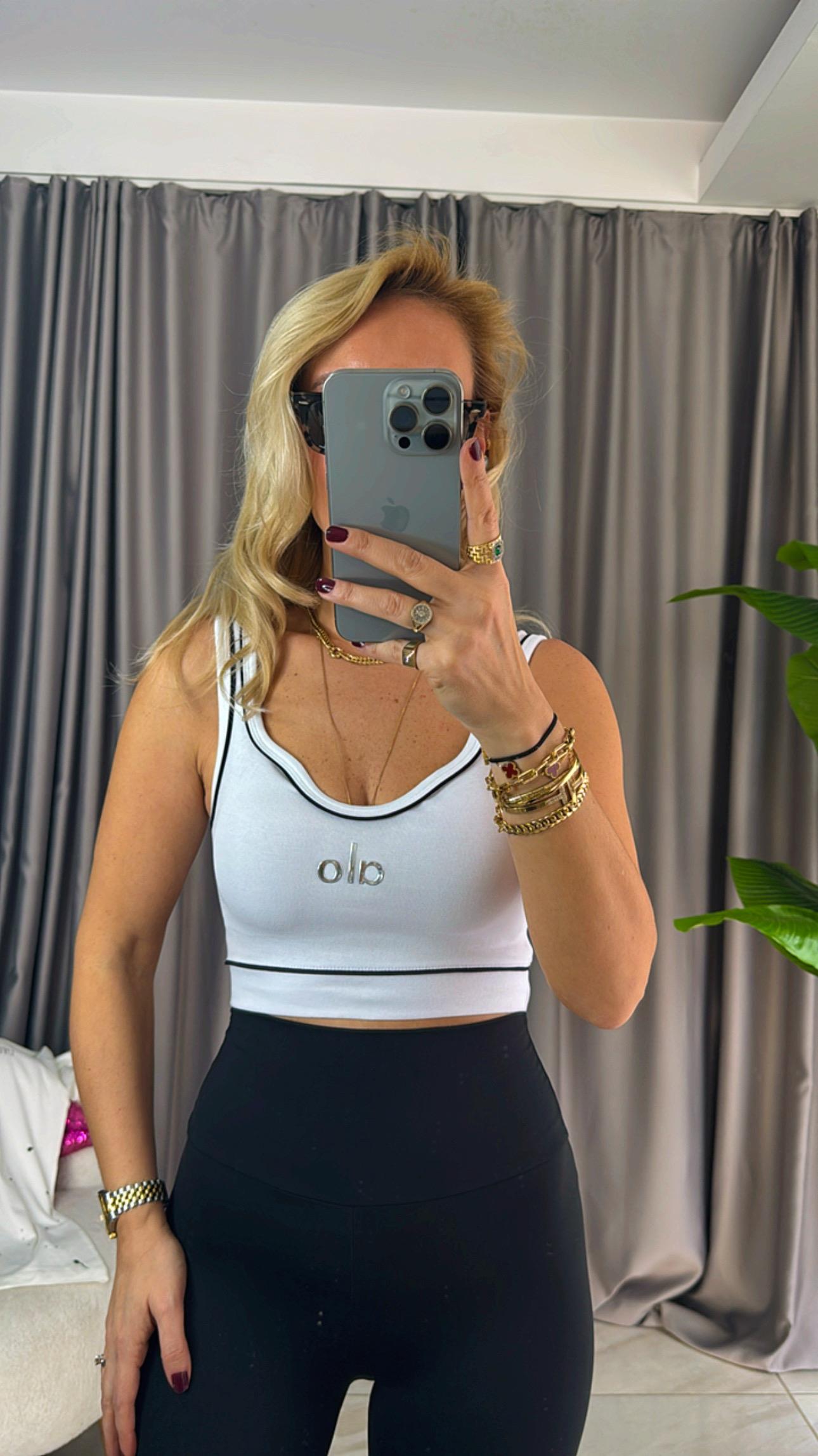 Marka Logolu Siyah Biyeli Beyaz Crop