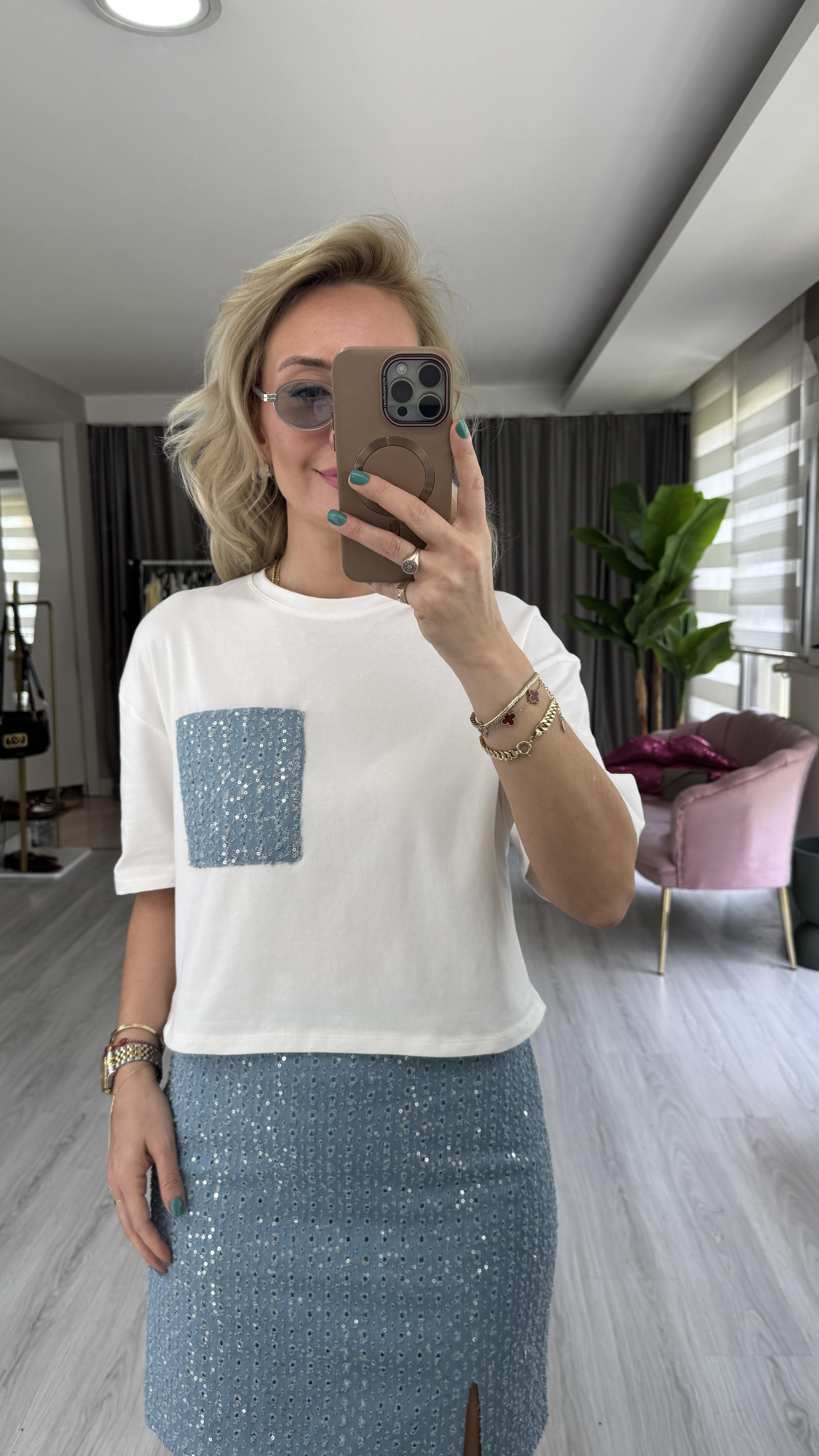 Mavi Cep Detaylı Ekru T-Shirt