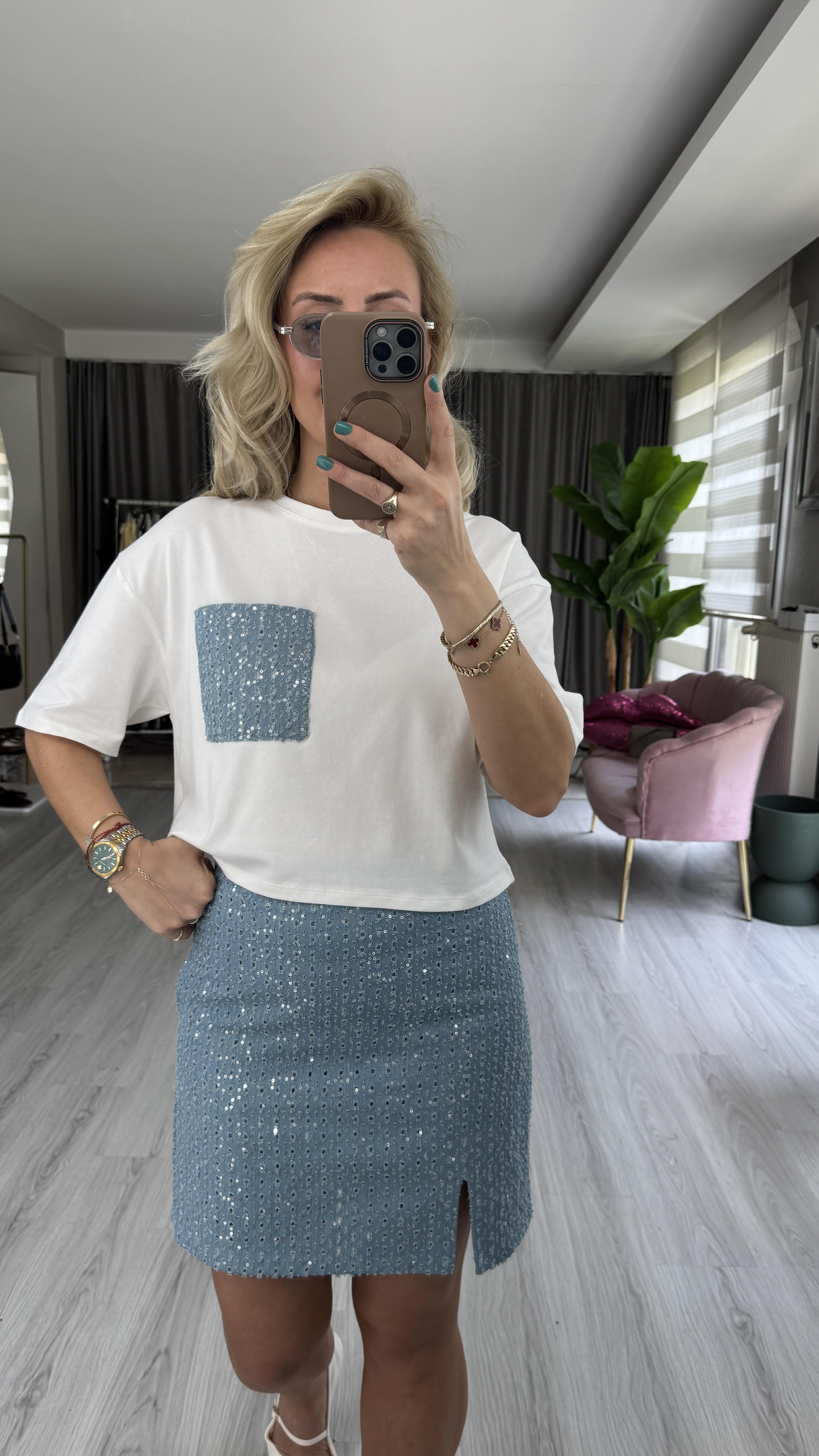 Mavi Cep Detaylı Ekru T-Shirt