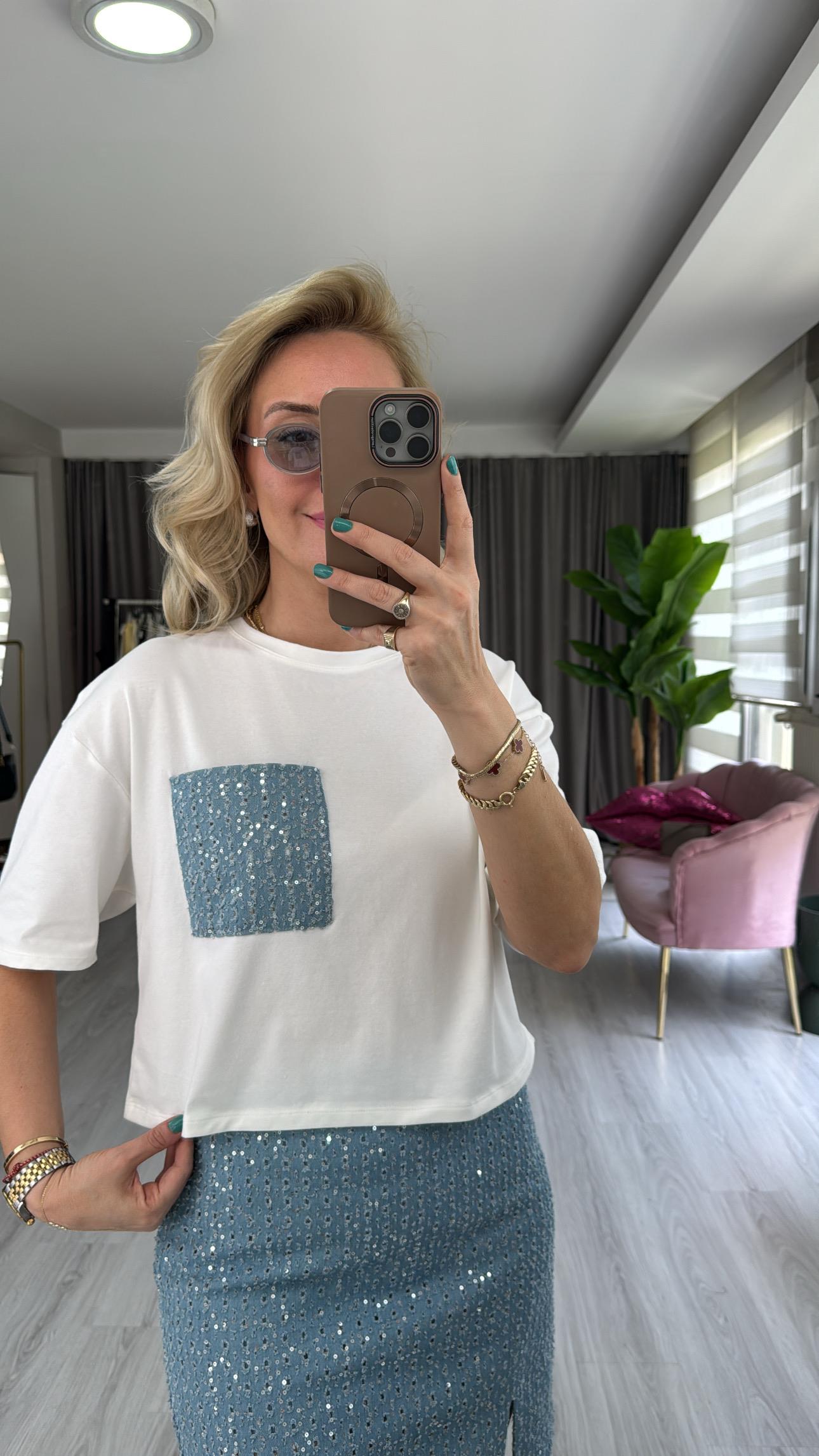Mavi Cep Detaylı Ekru T-Shirt