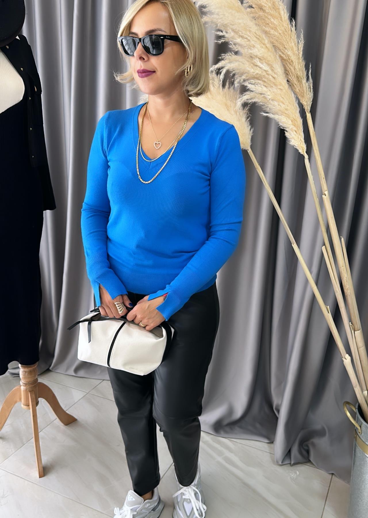 Mavi V Yaka Kolu Yırtmaçlı Triko