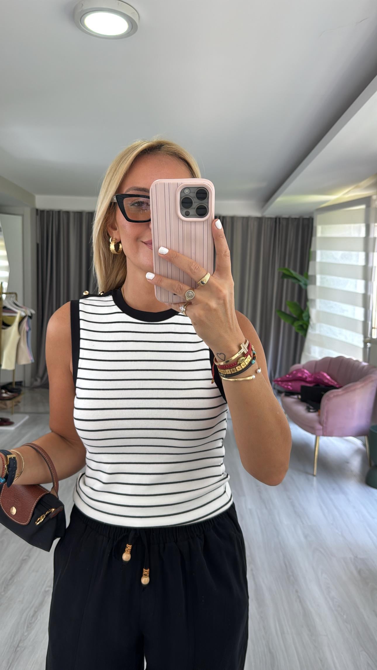 Omzu Gold Düğme Detaylı Siyah Çizgili Beyaz Bluz