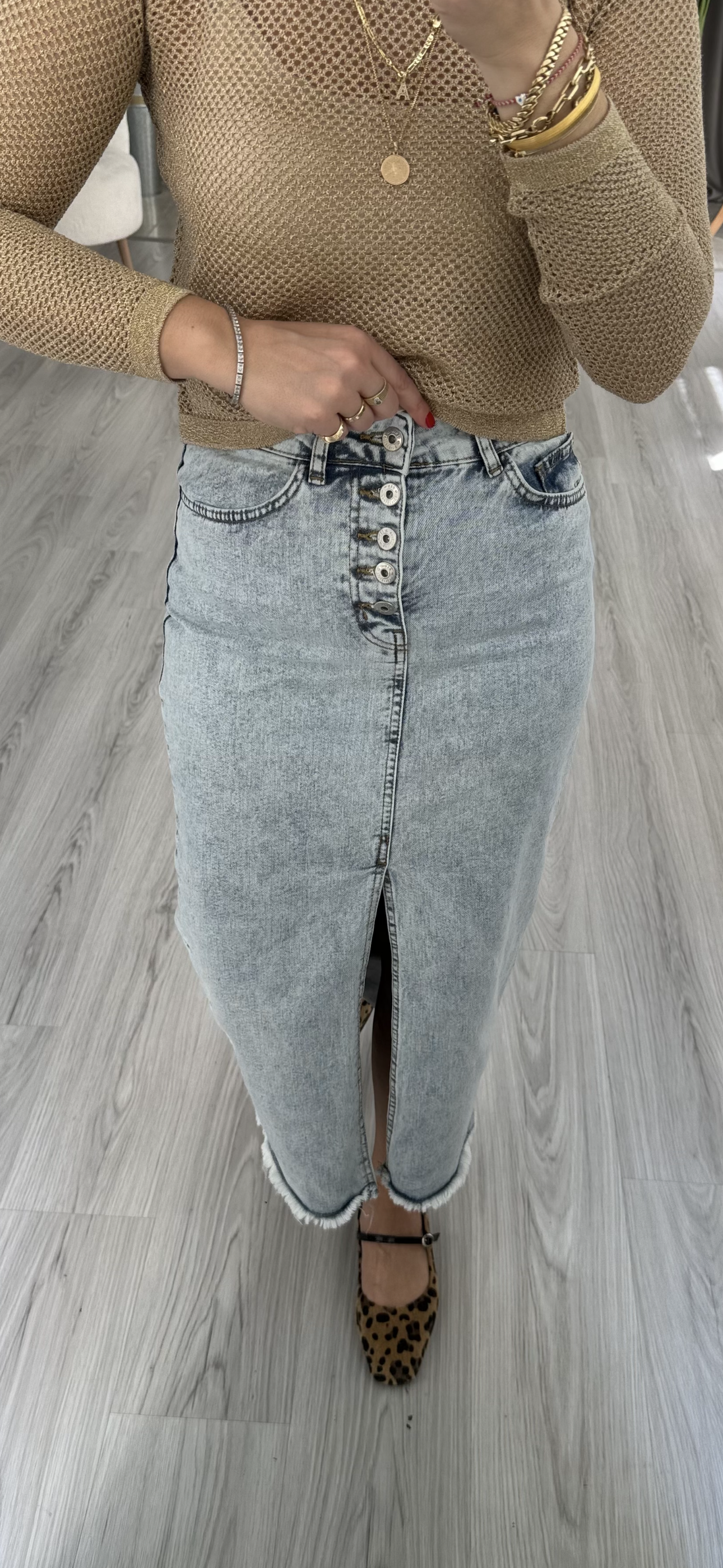 ÖNDEN DÜĞMELİ YIRTMAÇLI DENİM ETEK