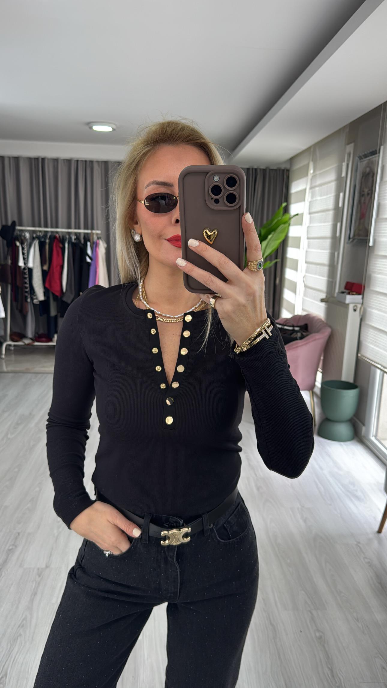 Önü Gold Düğmeli Kaşkorse Siyah Bluz