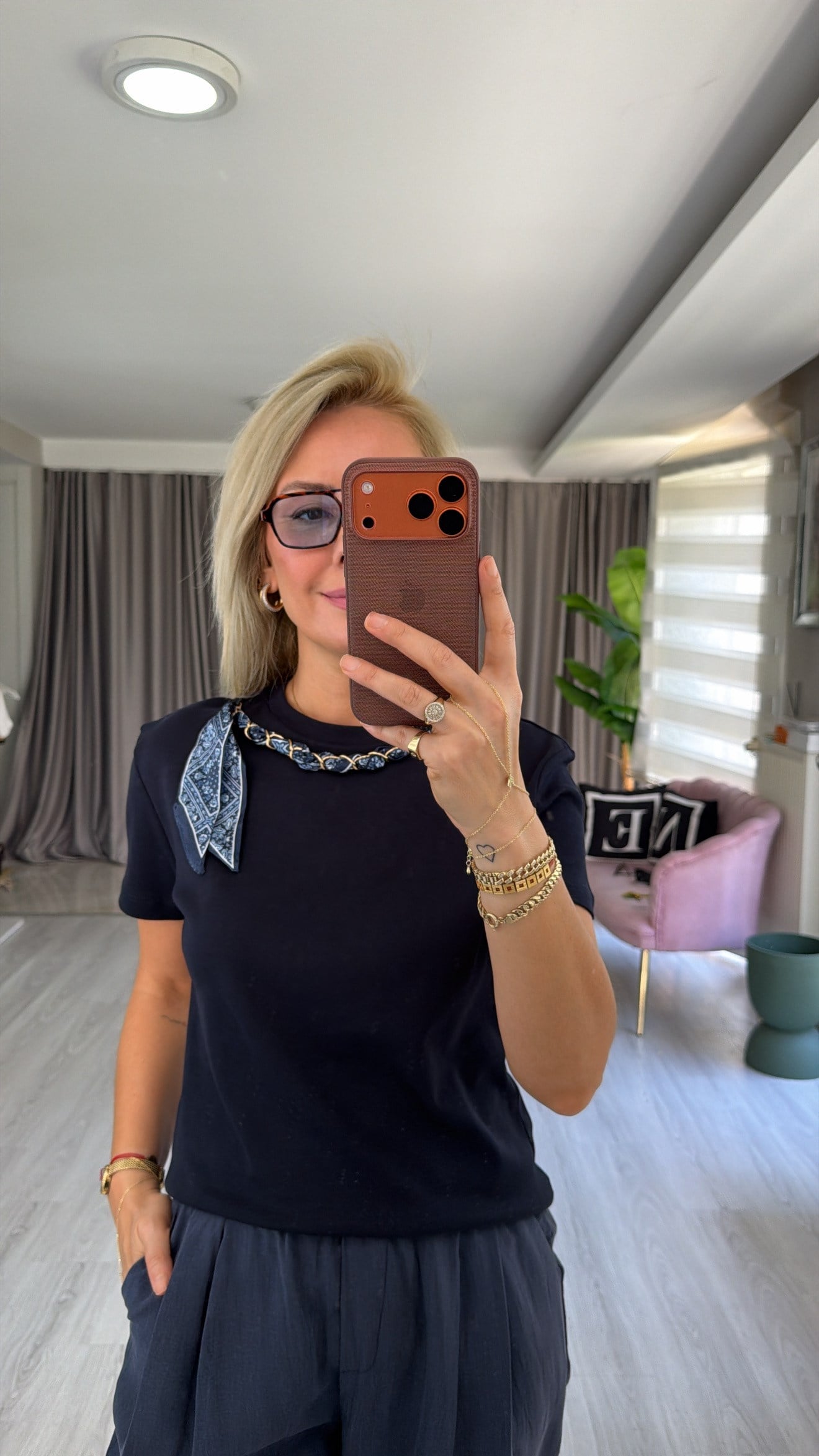 Orijinal Marka Çıkabilen Zincir Fularlı Lacivert T-Shirt
